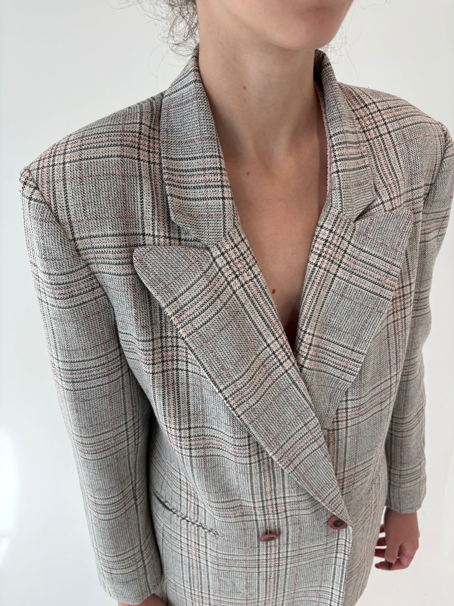 Sacou vintage cu închidere dublă și carouri fine powder pink din lana