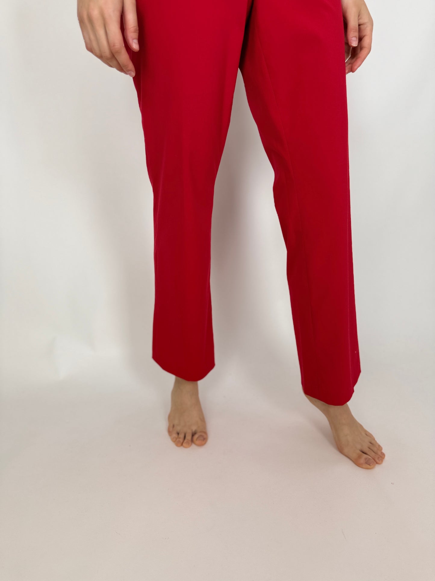 Pantaloni roșii ușor strech și evazați