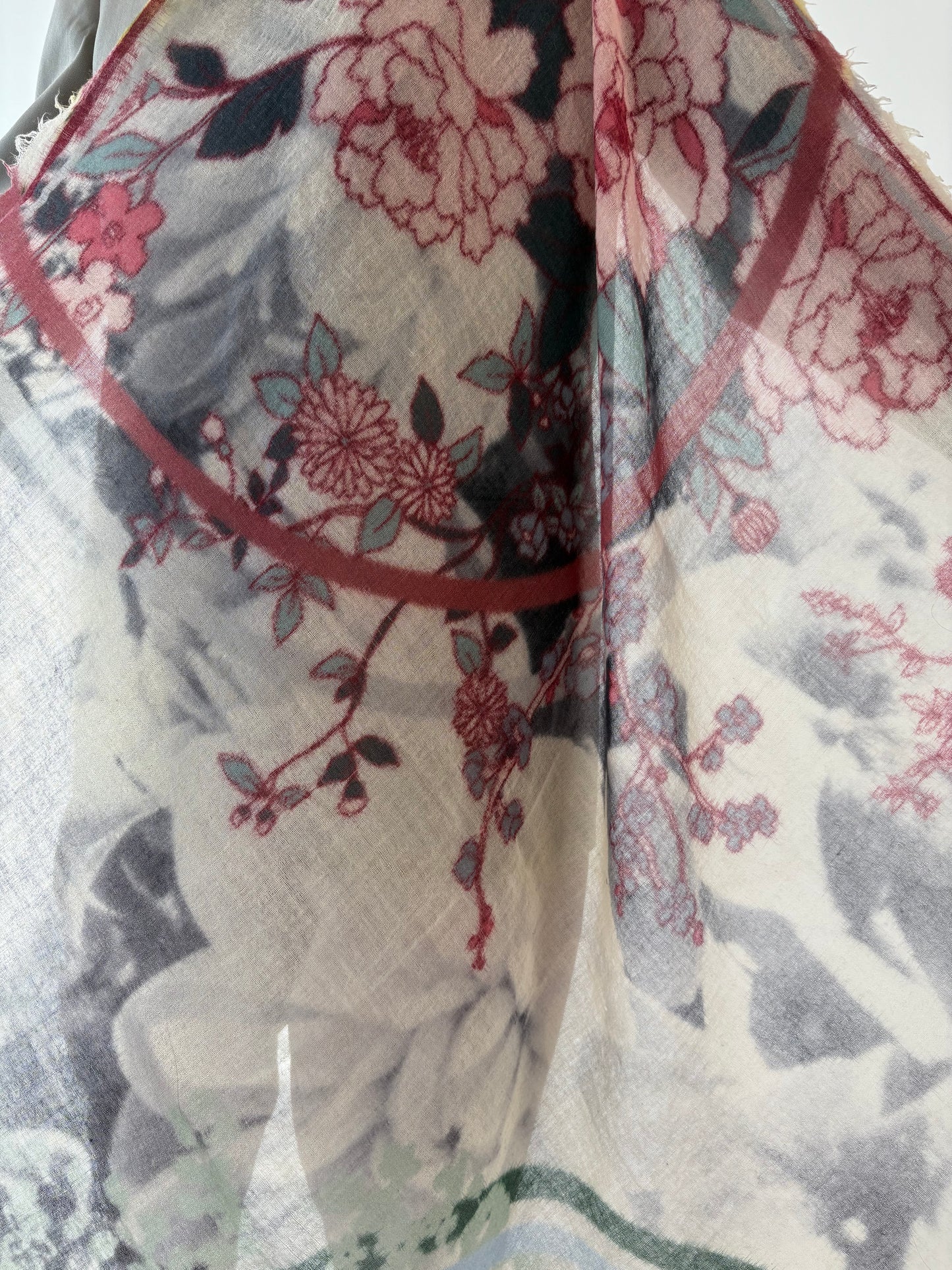 Eșarfă XXL butter white și print în culori superbe din lana extrafina