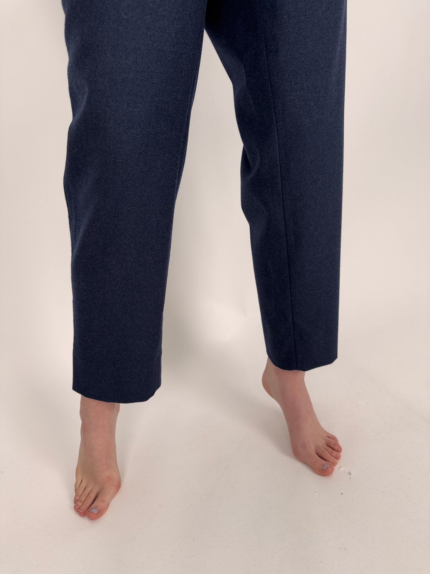 Pantaloni Navy din lana plină cu talie înaltă și pense