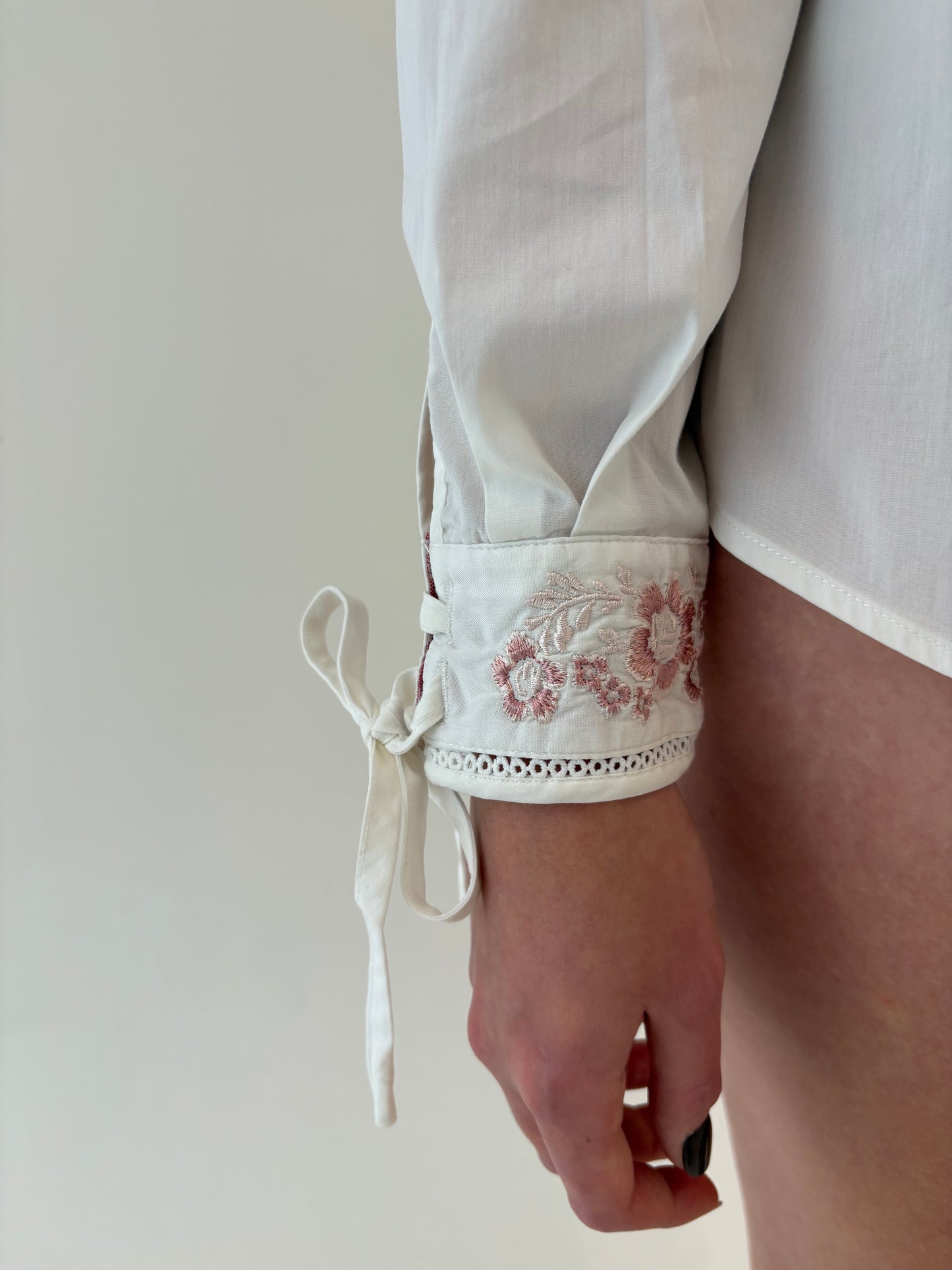 Cămașa vintage cu broderie și lucratura manuală excepțională