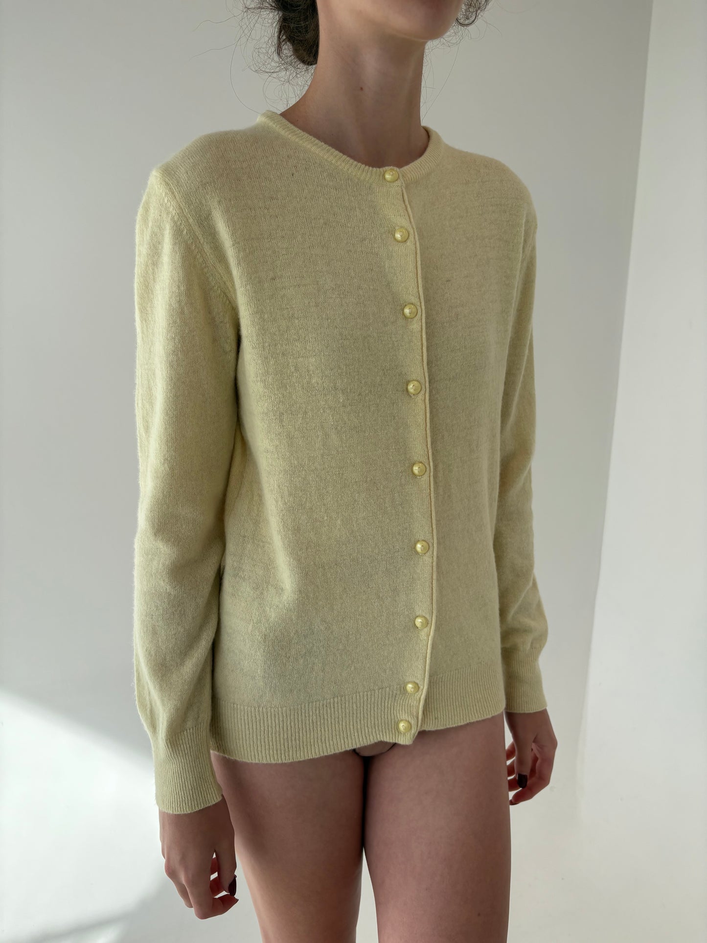 Cardigan vintage butter yellow din lana fina cu nasturi perlă