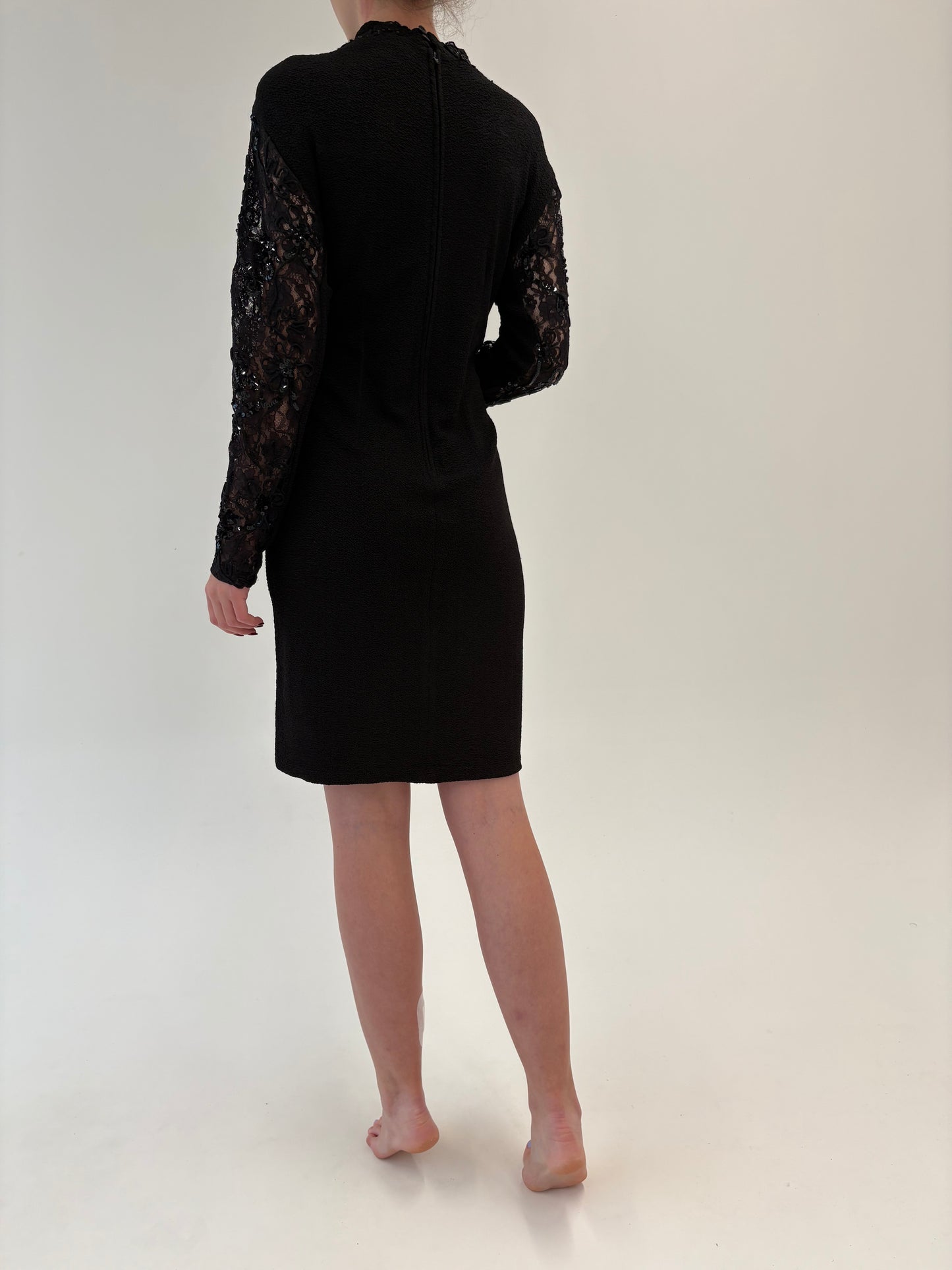 LBD vintage modelator cu inserții de dantelă și aplicații manuale