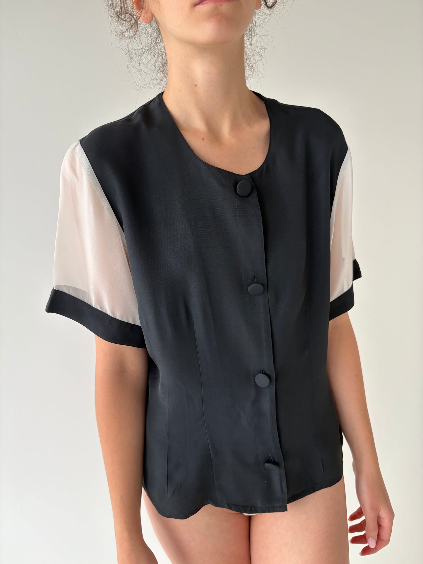 Cămașa vintage alb negru cu mâneci din organza