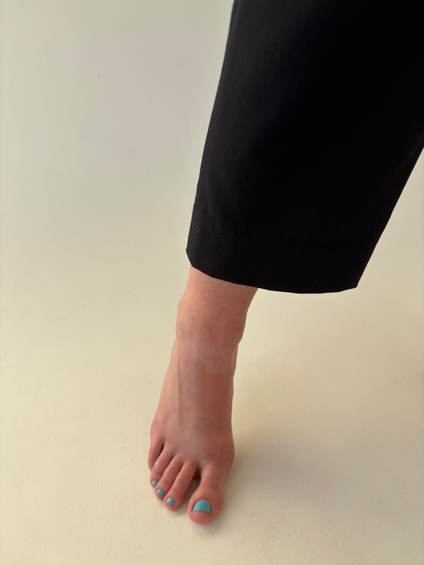 Pantaloni de brand super premium cu talie ultra înaltă și pense din lana extrafina