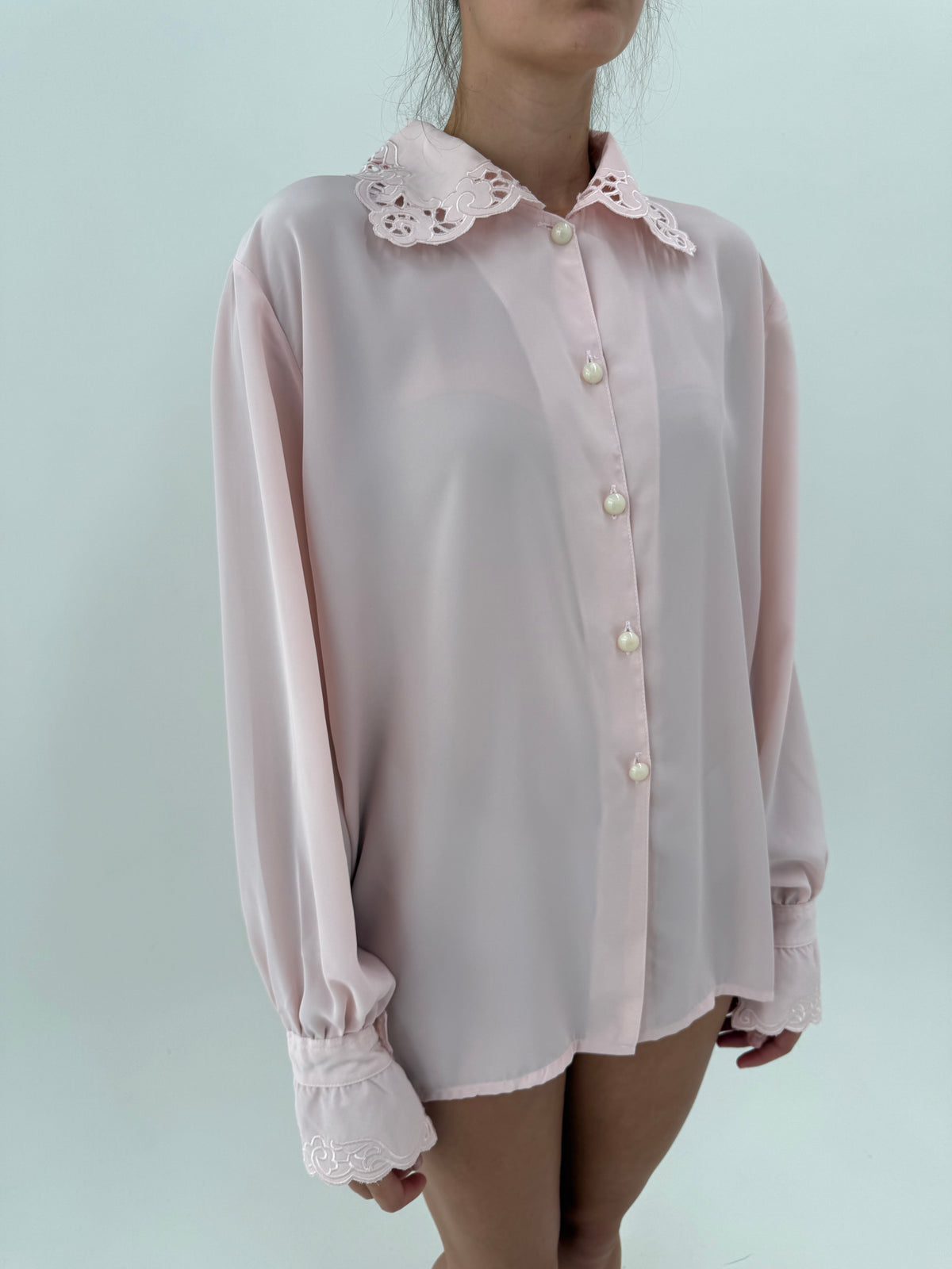 Cămașa vintage powder pink cu broderie și guler supradimensionat