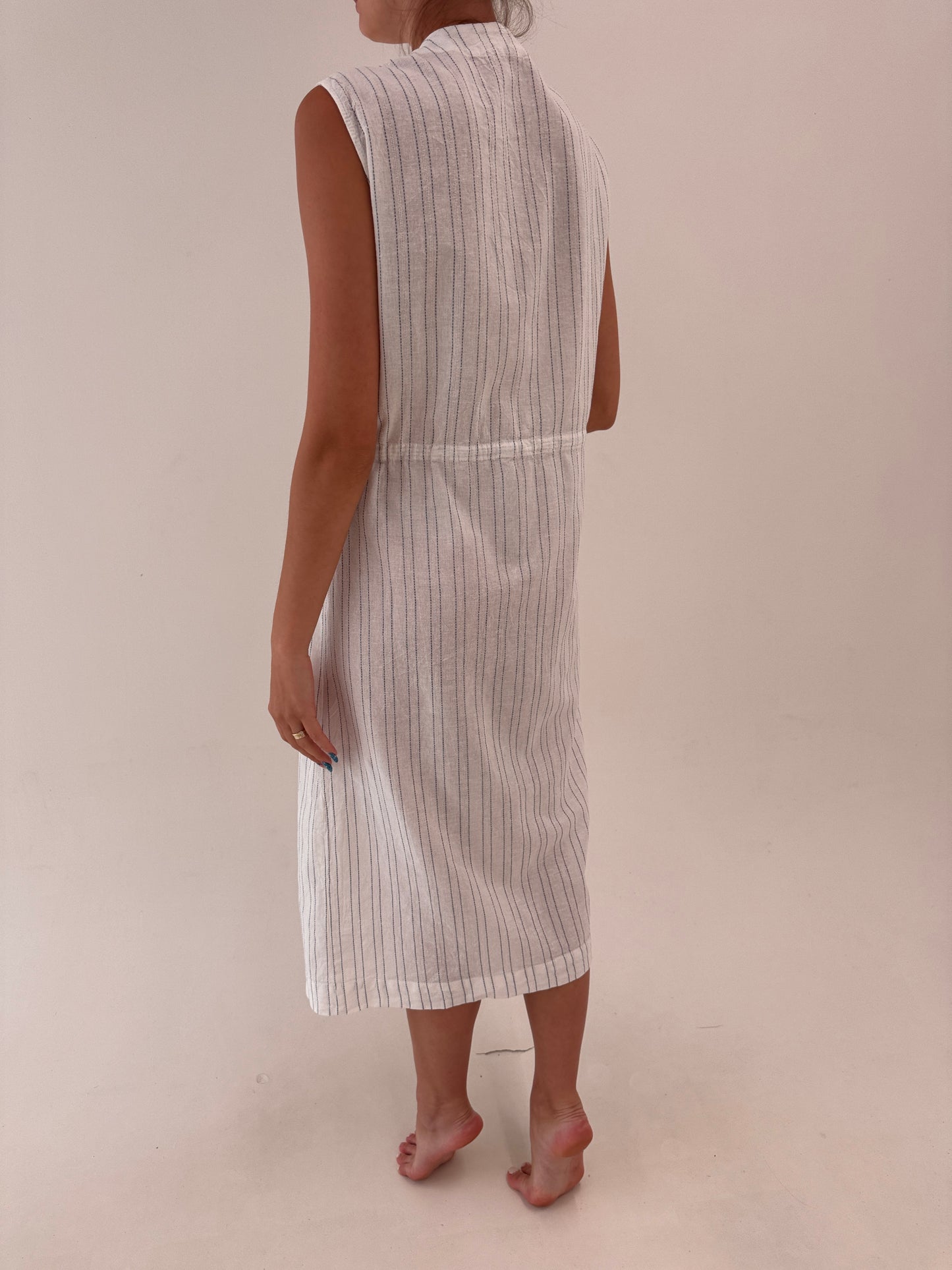 Rochie maxi din in premium în croi minimalist cu talie reglabilă și dungi fine