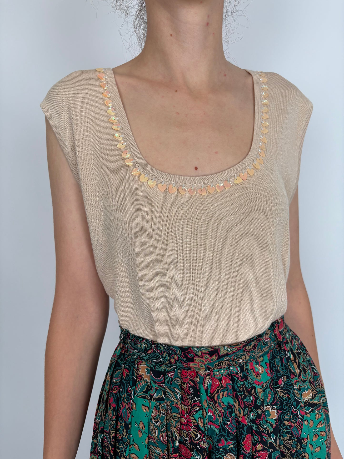 Top light nude cu aplicații delicate perlate