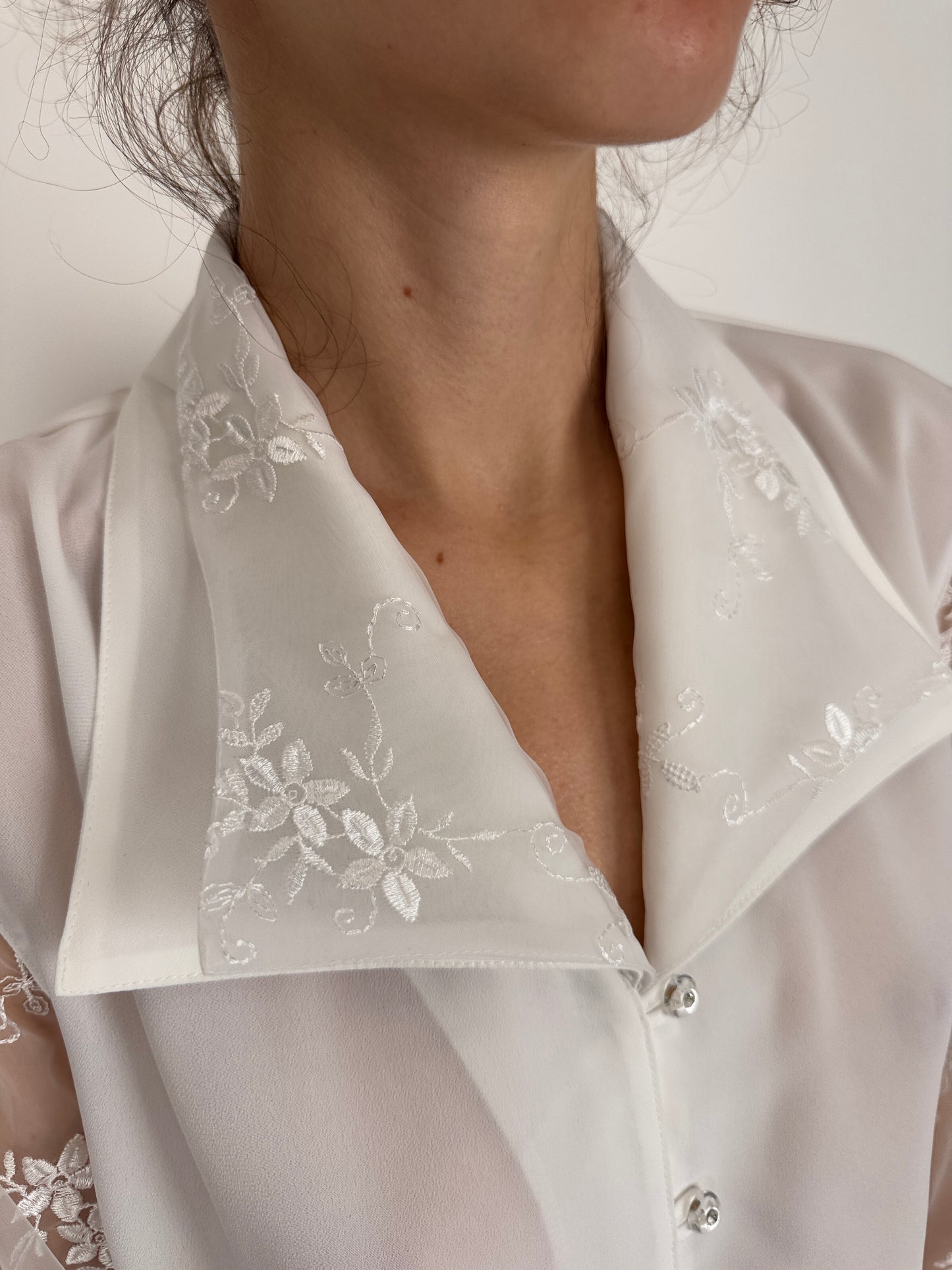 Cămașa vintage cu inserții din organza brodată