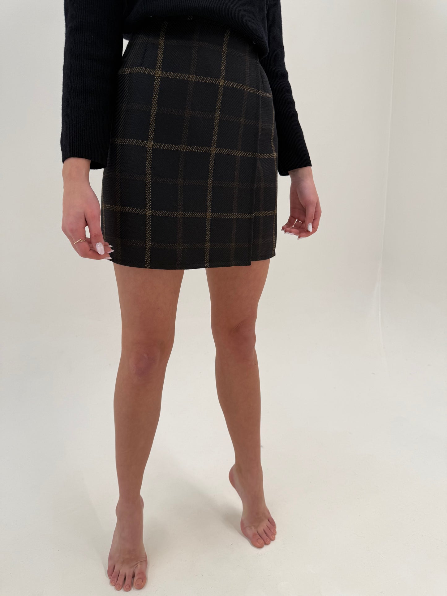 Fustă neagră petrecută în carouri camel din lana extrafina de primăvară