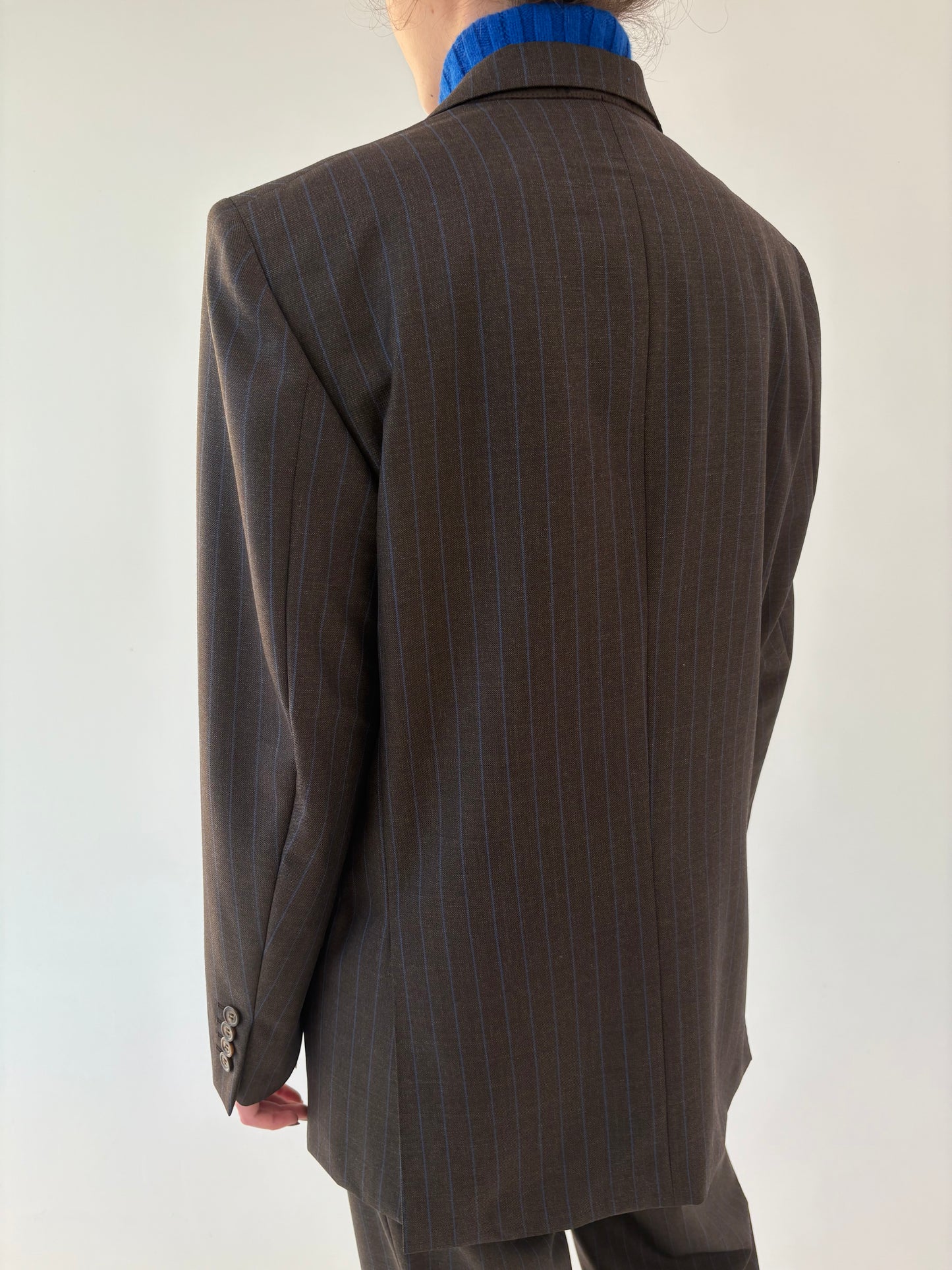 Costum italian chocolate brown cu dungi fine verticale albastru regal