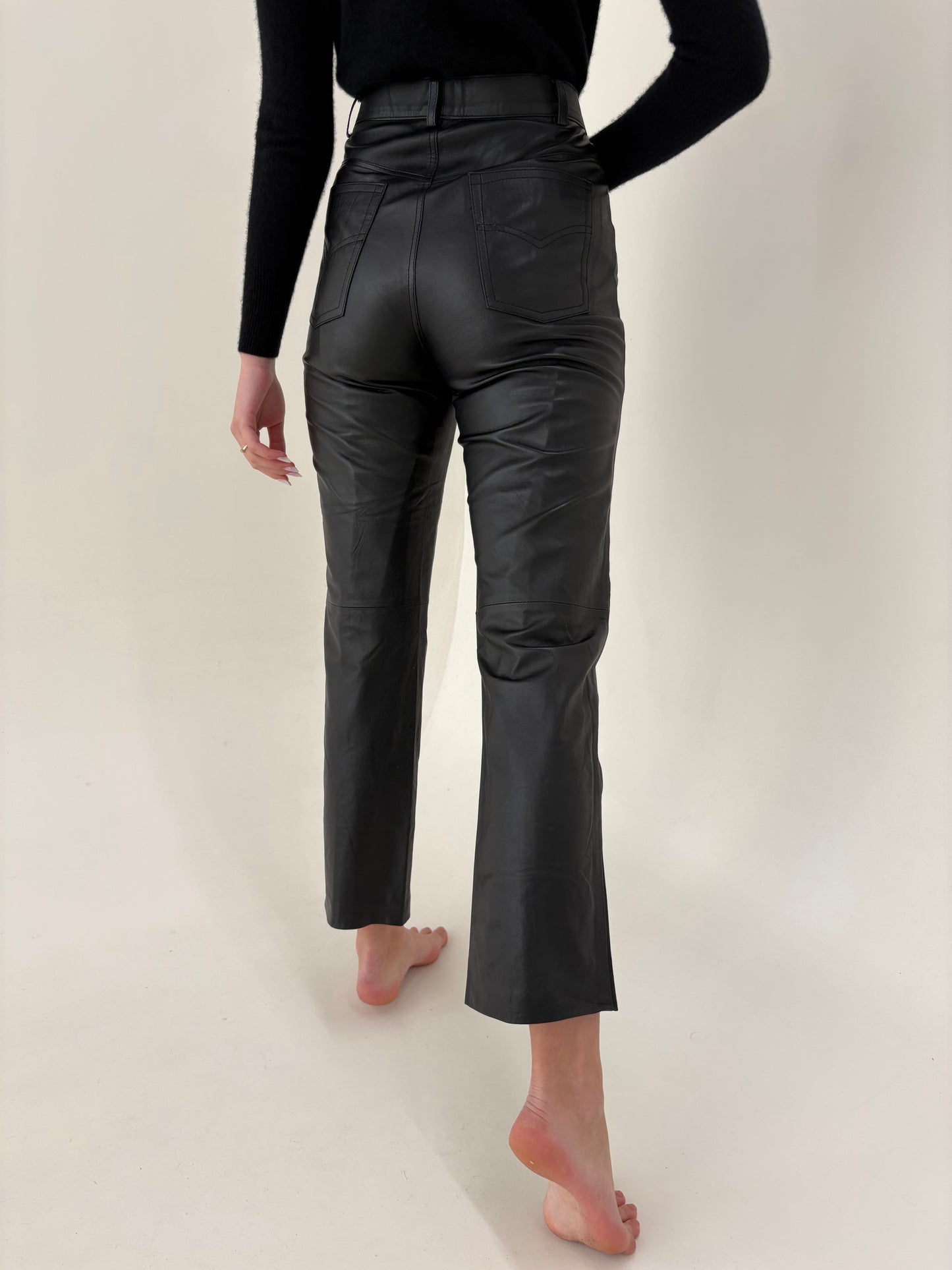 Pantaloni negri din piele naturală moale cu talie înaltă