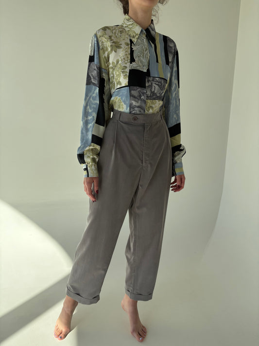 Pantaloni cu talie mai generoasă, pense și aspect de piele întoarsă