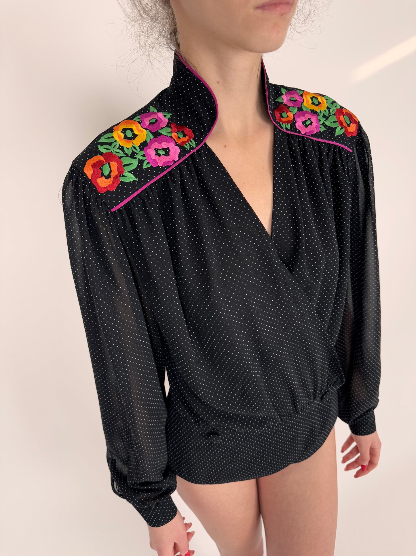 Cămașa neagră parte peste parte cu broderie masiva colorată