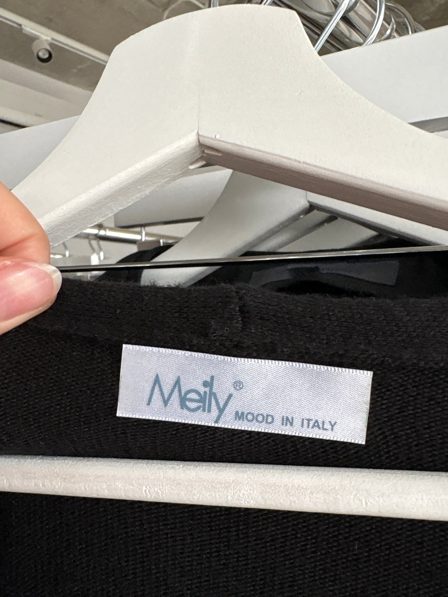 Cardigan negru cropped cu volane din 55% cașmir cu vâscoza