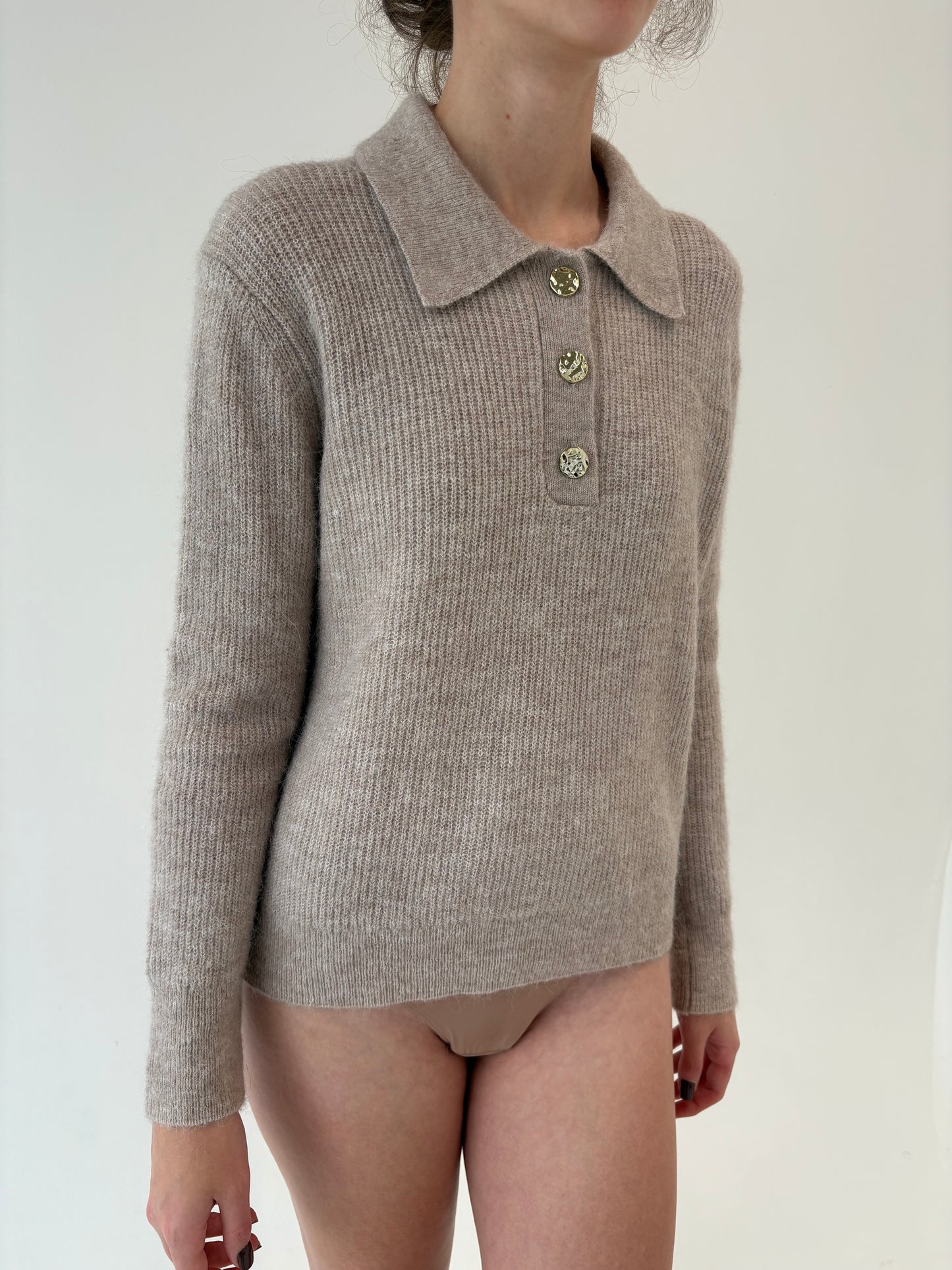 Pulover polo nude cu nasturi aurii din mohair