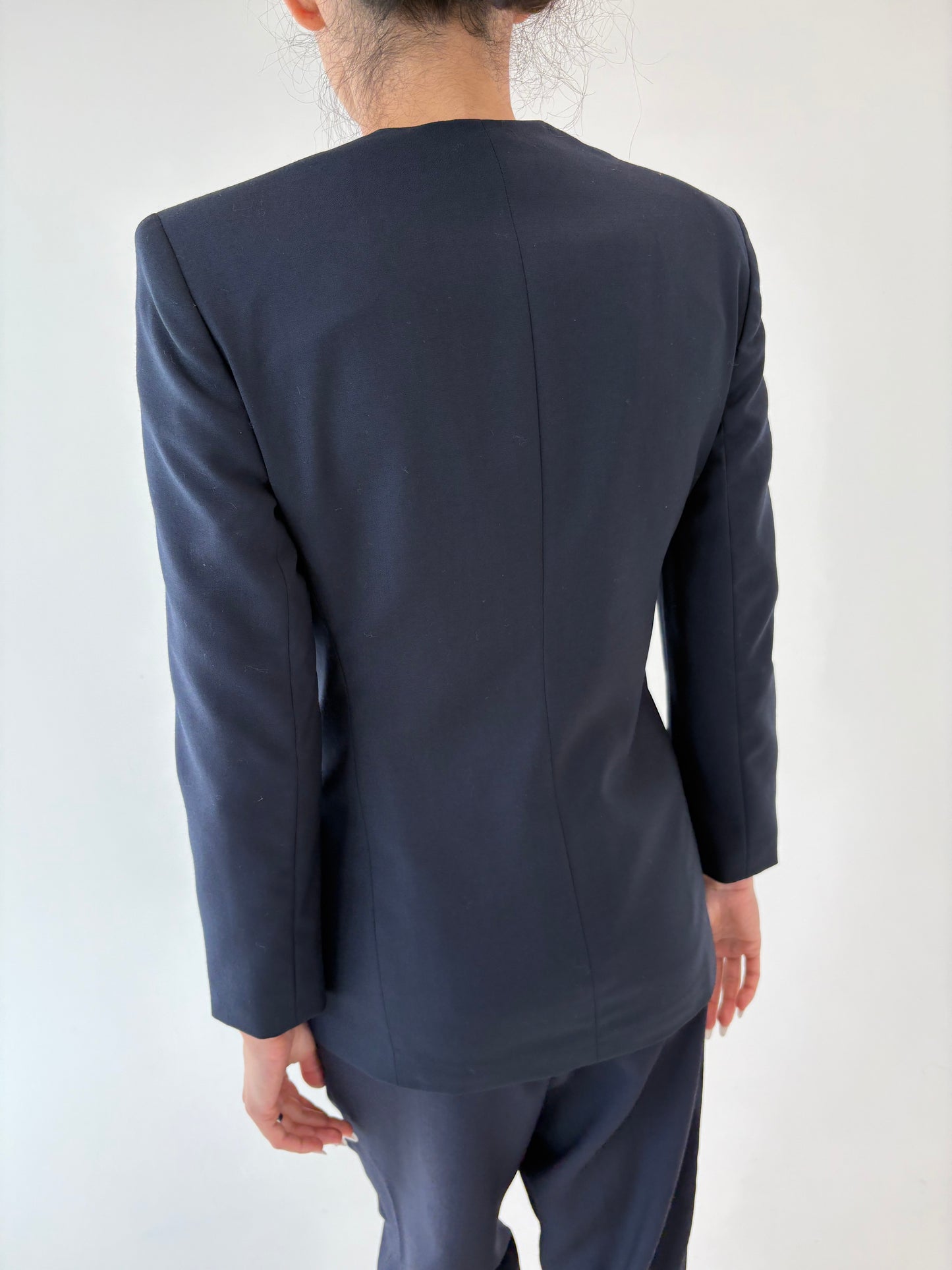 Sacou Navy cambrat în croi minimalist din lana pura extrafina virgină certificată