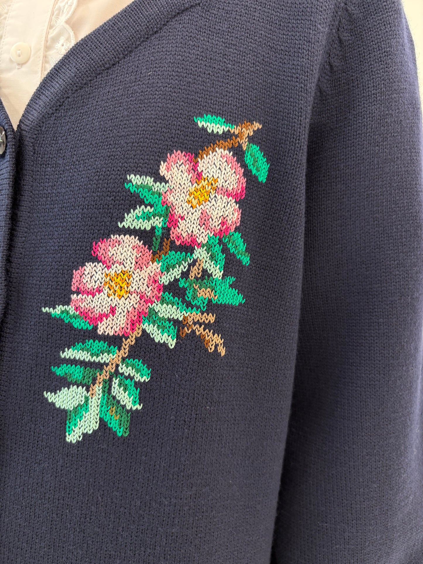 Cardigan vintage lucrat manual din lana extrafina merino de gramaj mare