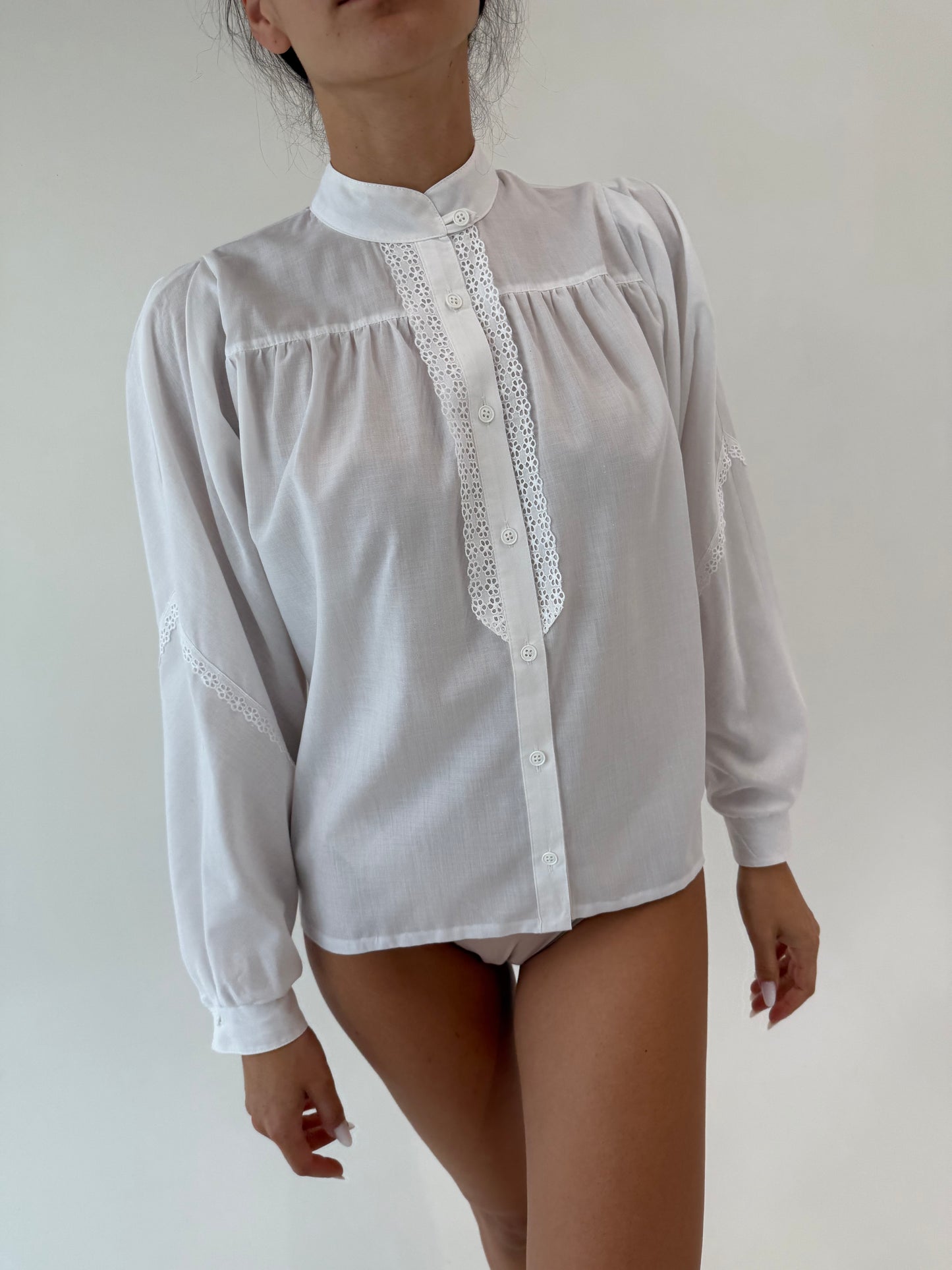 Cămașa vintage din bumbac cu mini jabou din dantelă macrame
