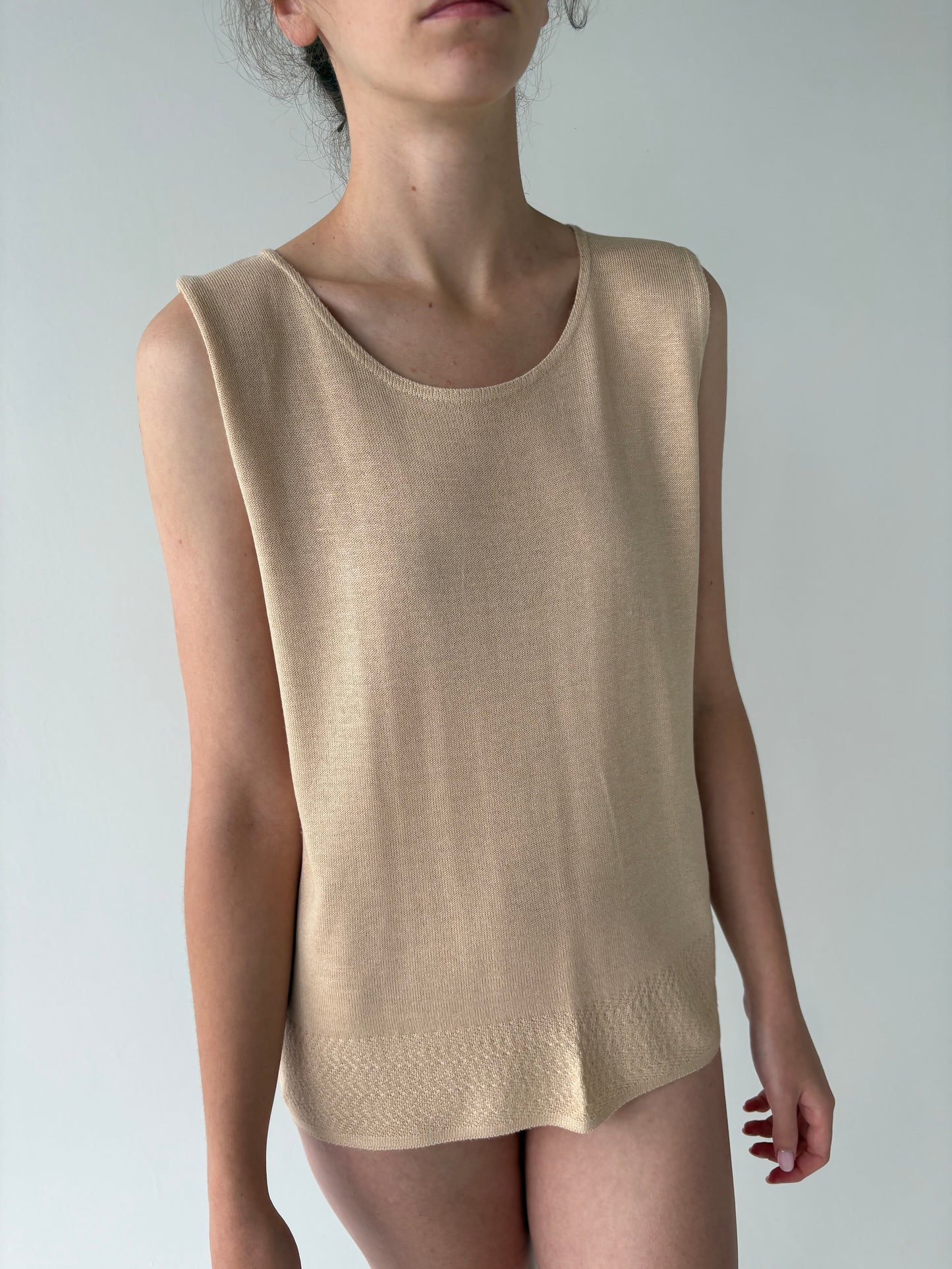 Top light nude în croi minimalist cu tiv dantelat