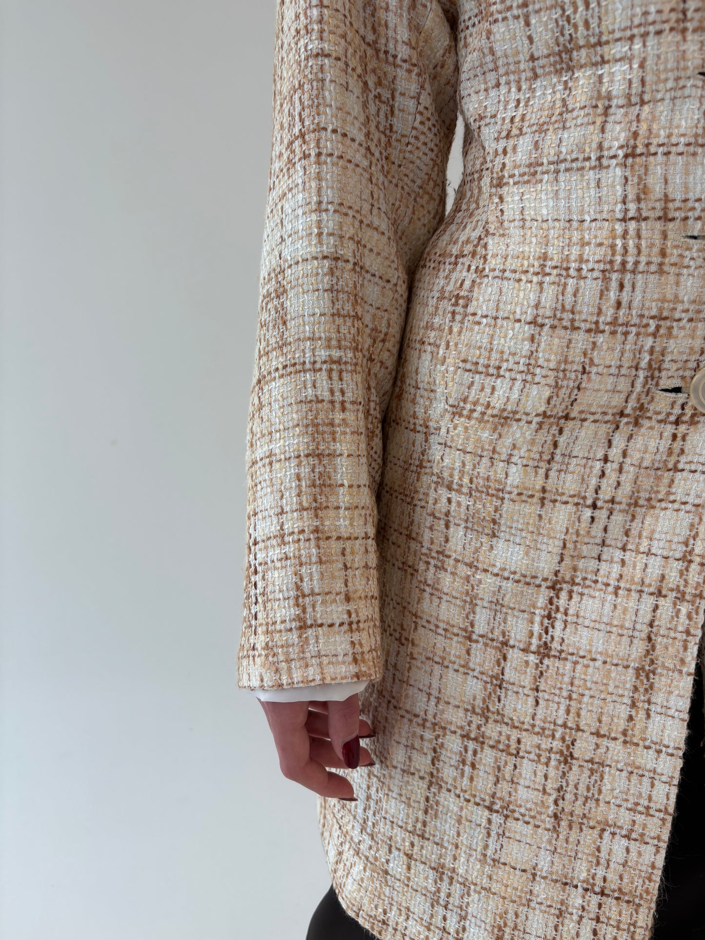 Pardesiu tall în stil Chanel din tweed în nuanțe de nude și croi ușor cambrat