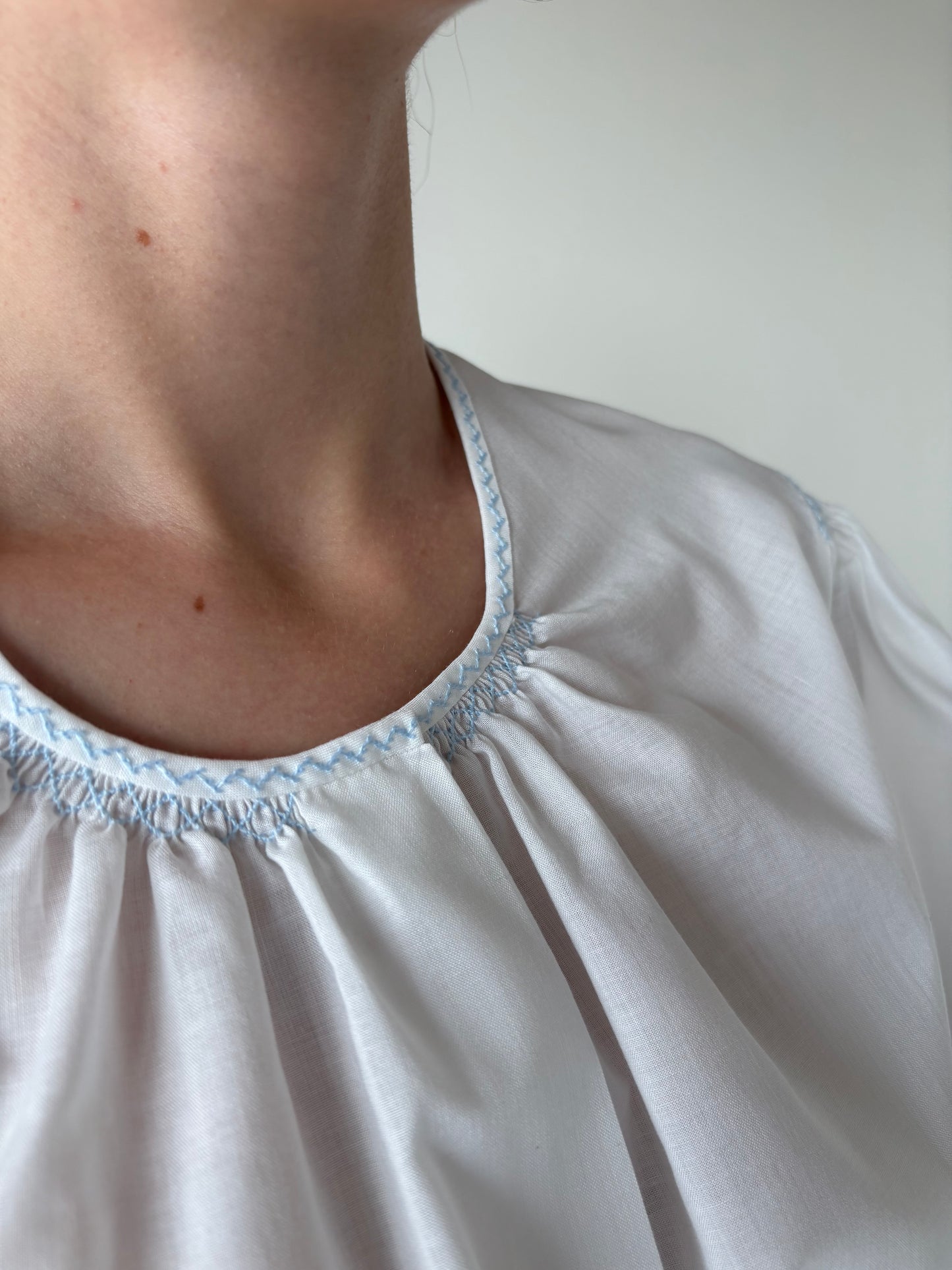 Top vintage din pânză cu broderie si lucrătură manuală baby blue