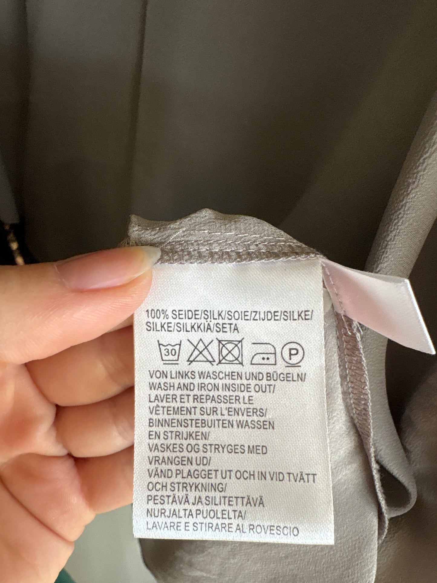 Bluză din mătase naturală silver grai în croi chic minimalist