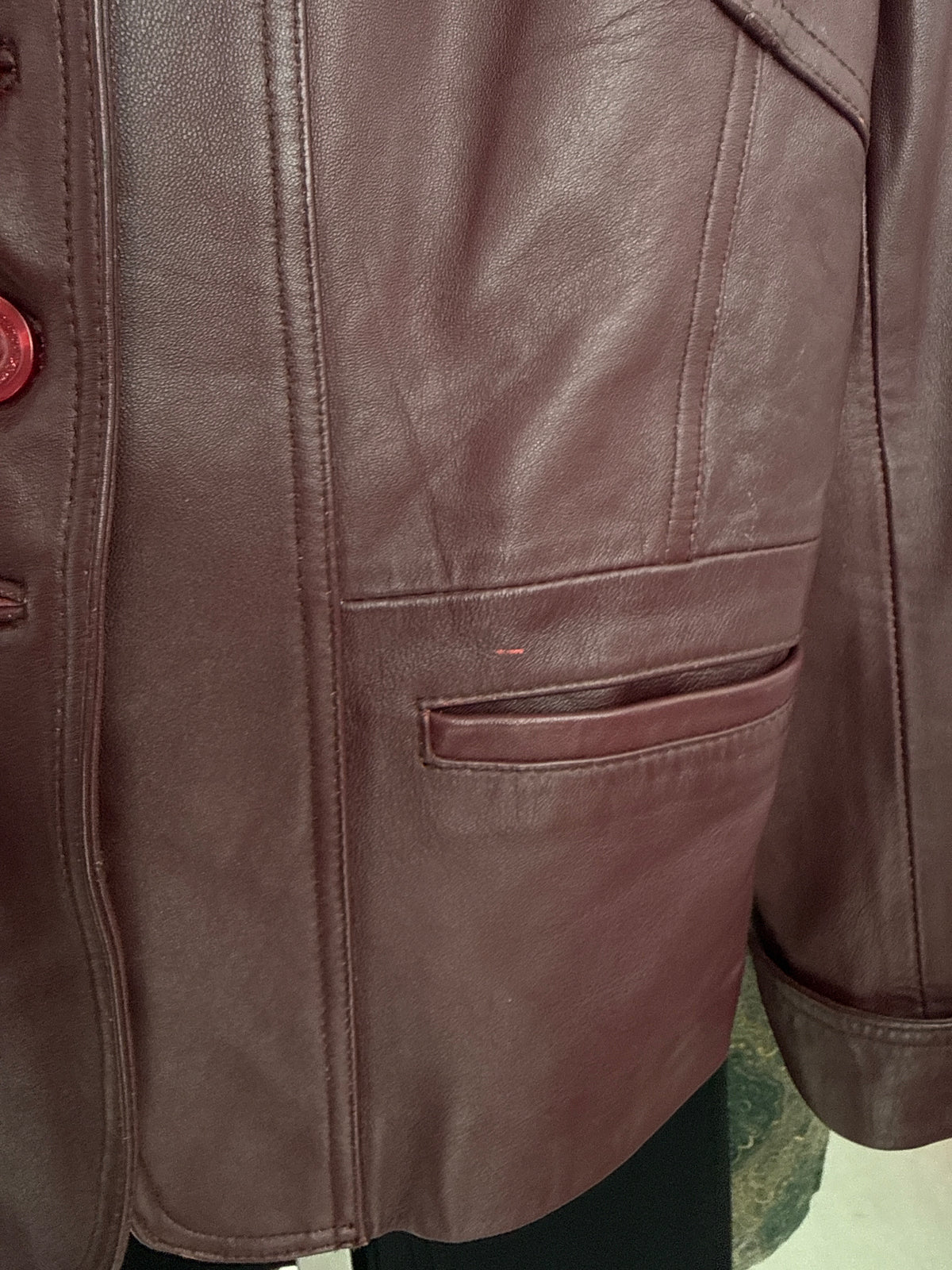 Sacou cambrat plum super în trend din piele naturală extra moale și fină