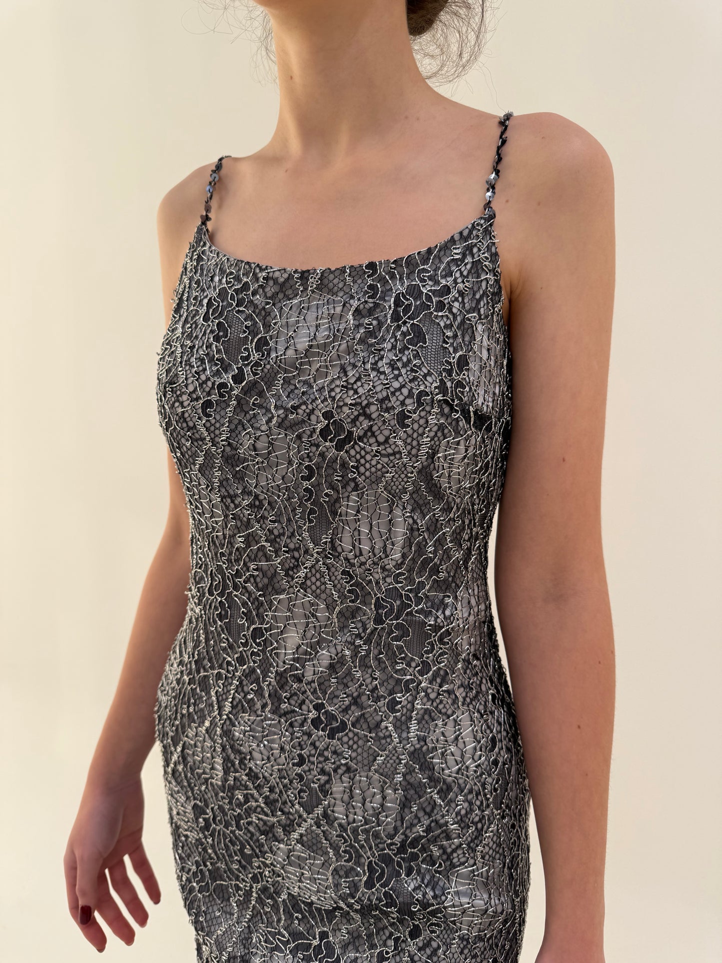 Slip dress vintage anii 90 din dantelă metalizata argintie spectaculoasă