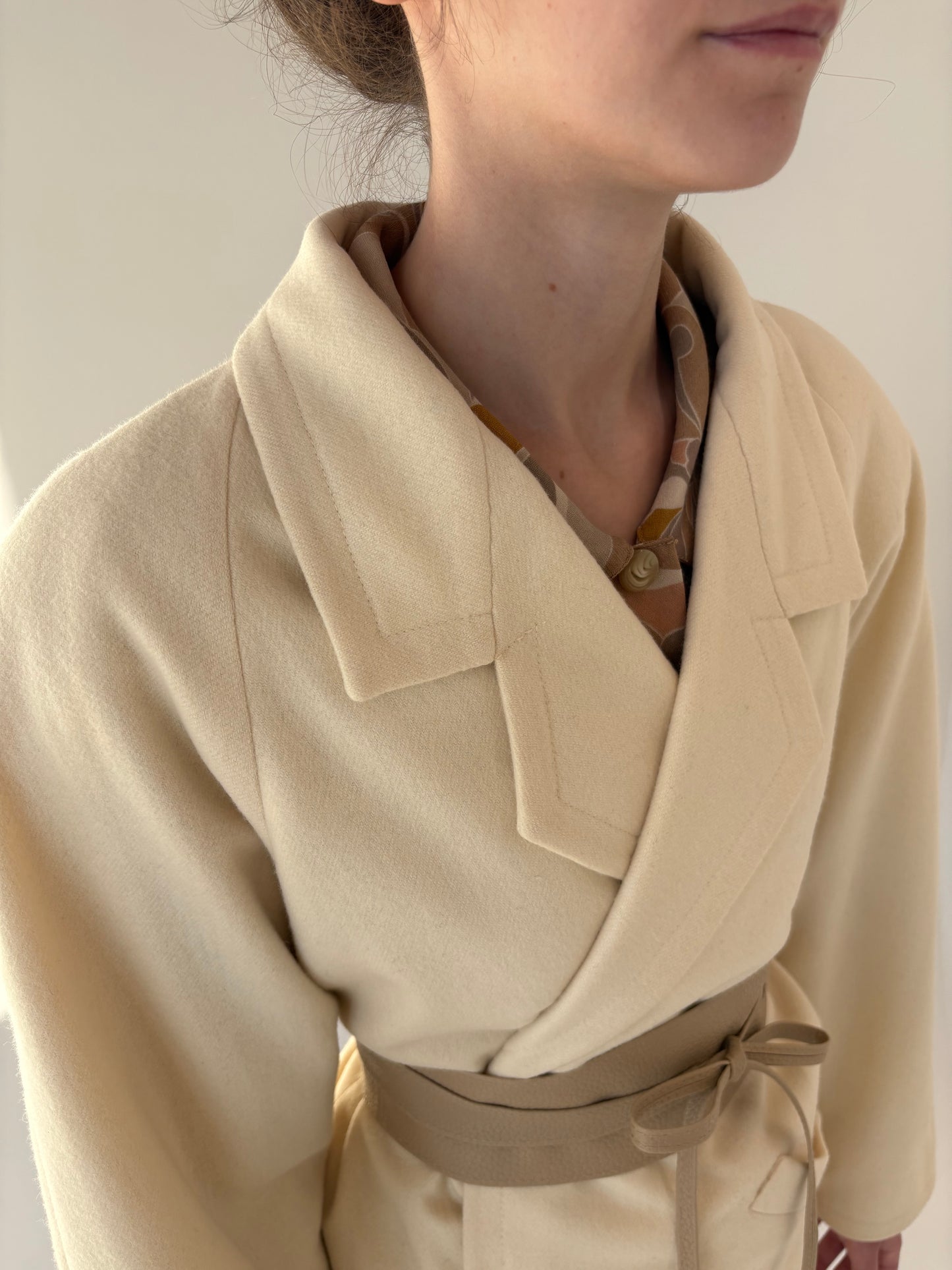 Palton butter white în croi retro modern din lana extrafina