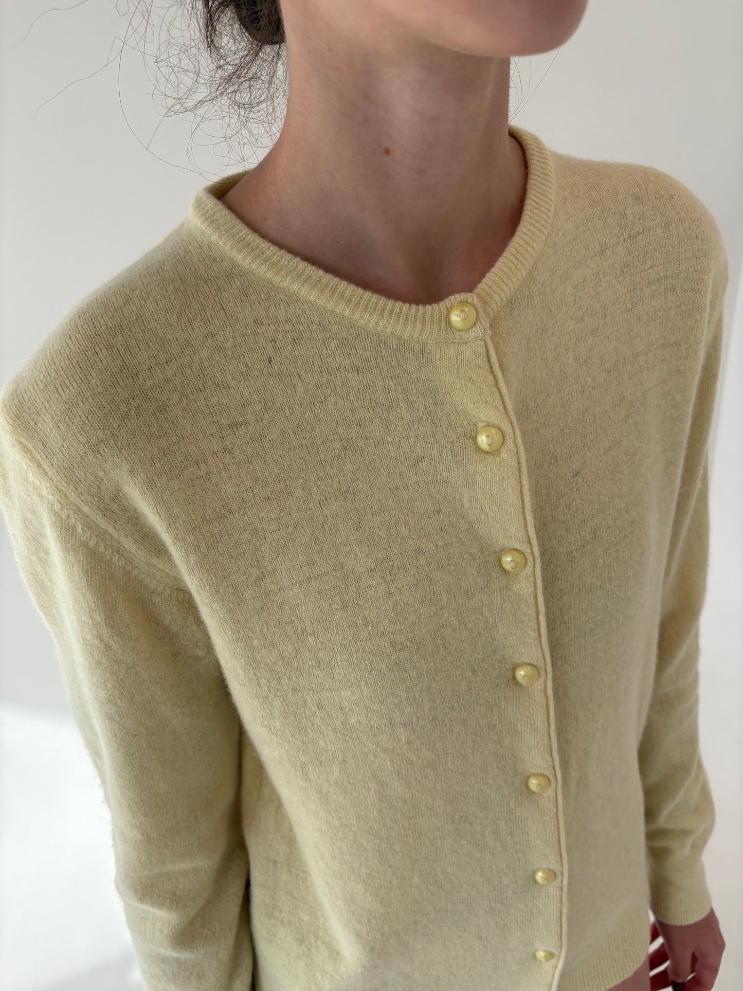 Cardigan vintage butter yellow din lana fina cu nasturi perlă