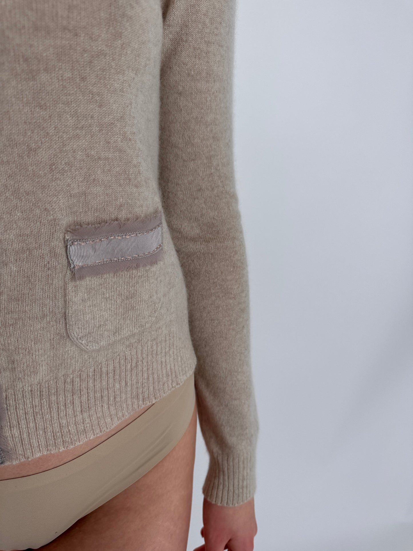 Cardigan misty rose nude din cașmir cu aplicații din mătase naturală