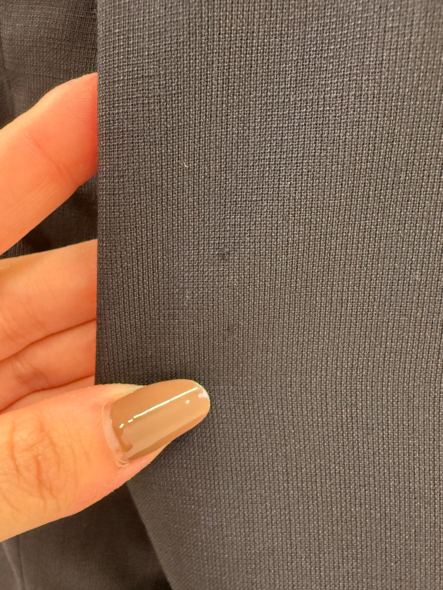 Costum Armani în croi super actual cu sacou scurt din lana extrafina