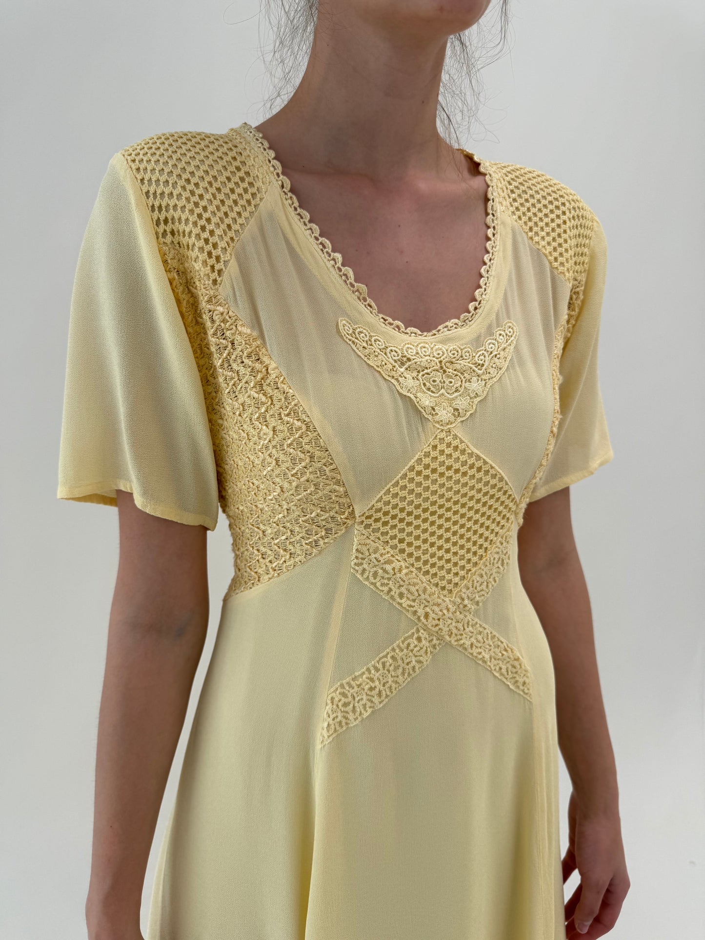 Rochie maxi butter yellow cu inserții de dantelă macrame și talie reglabilă la spate