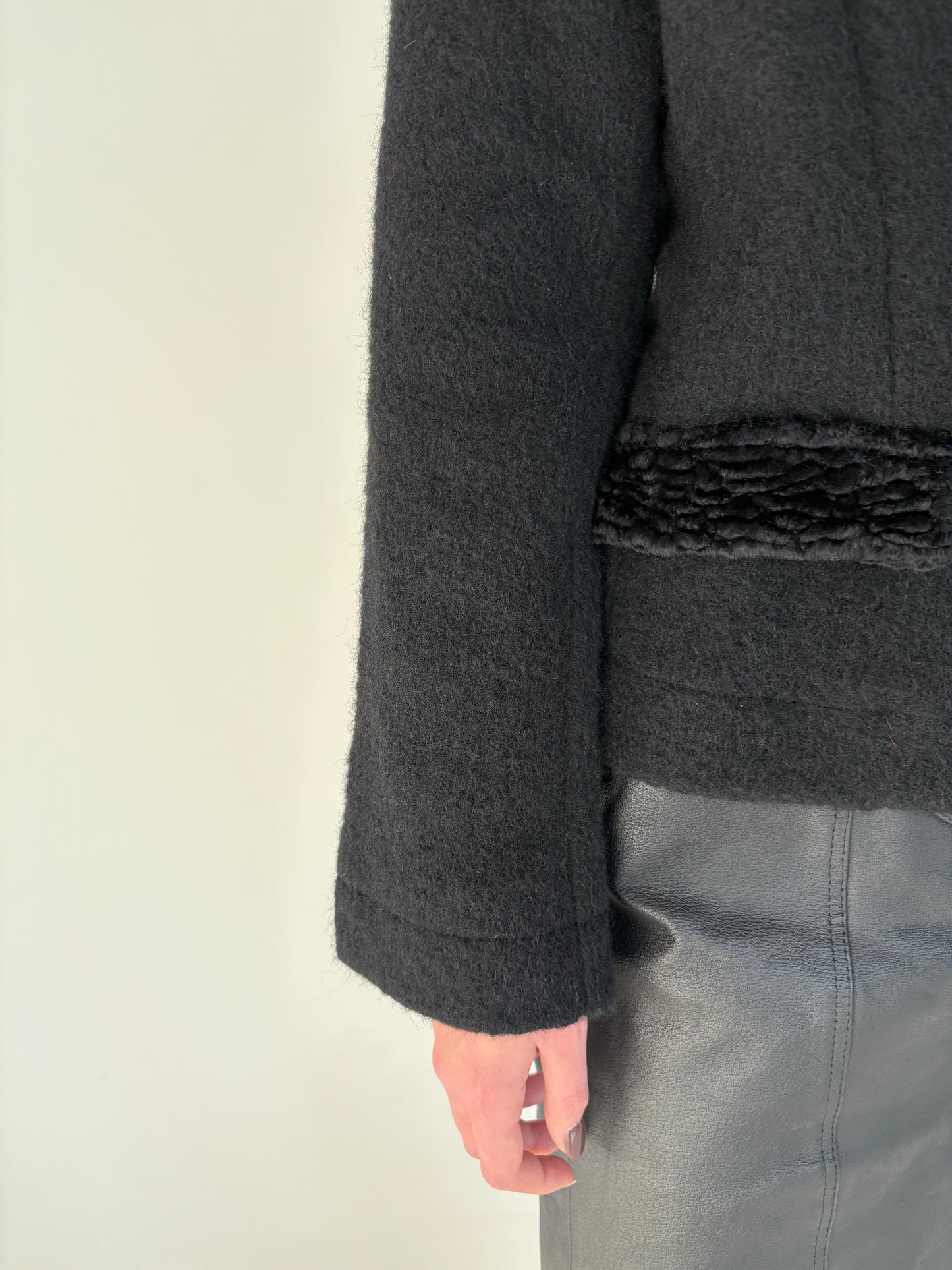 Sacou italian negru în croi ușor cambrat ultra confort din tricot de lana
