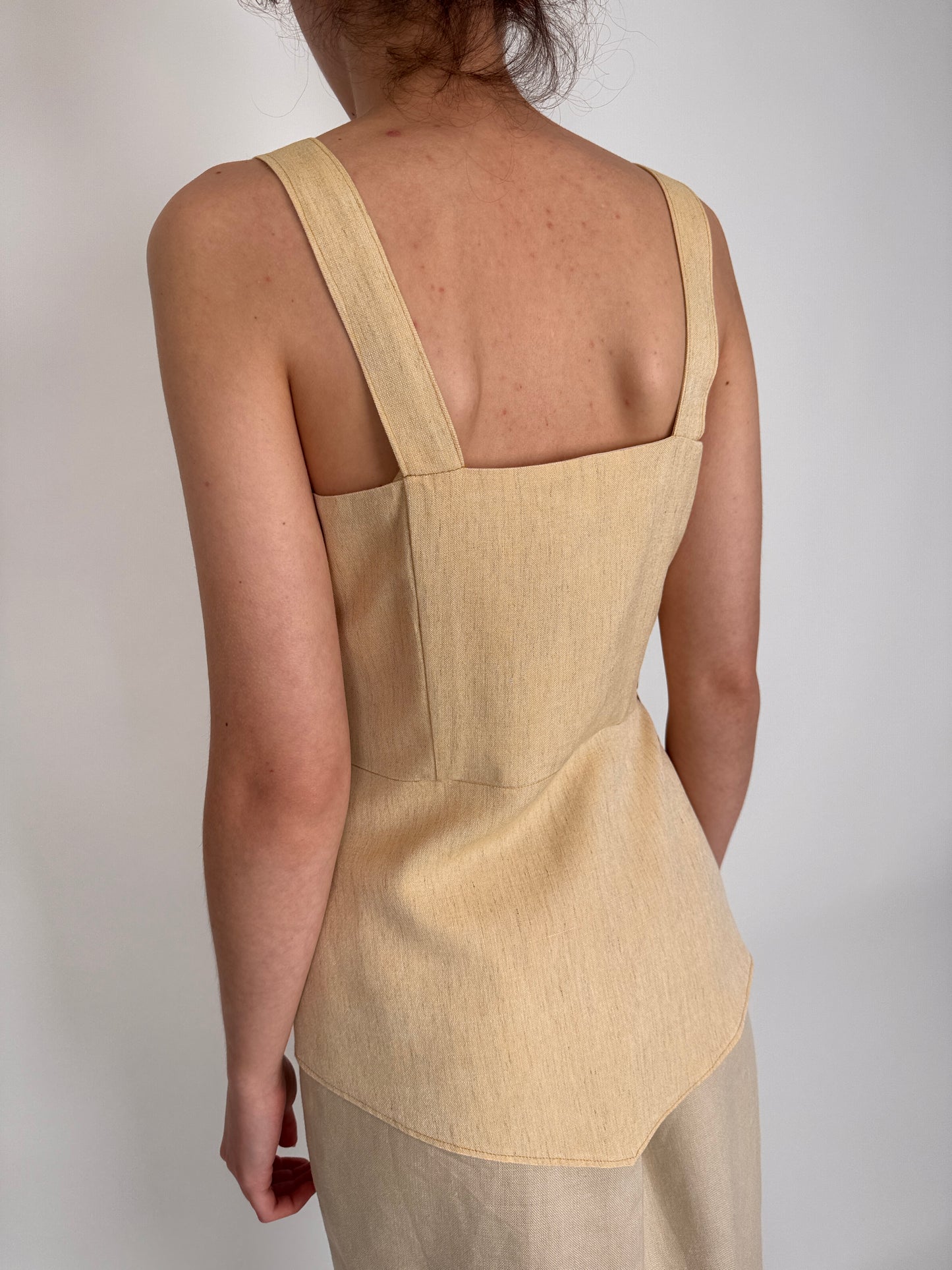 Corsaj din in beige din pânză cu efect ușor de peplum