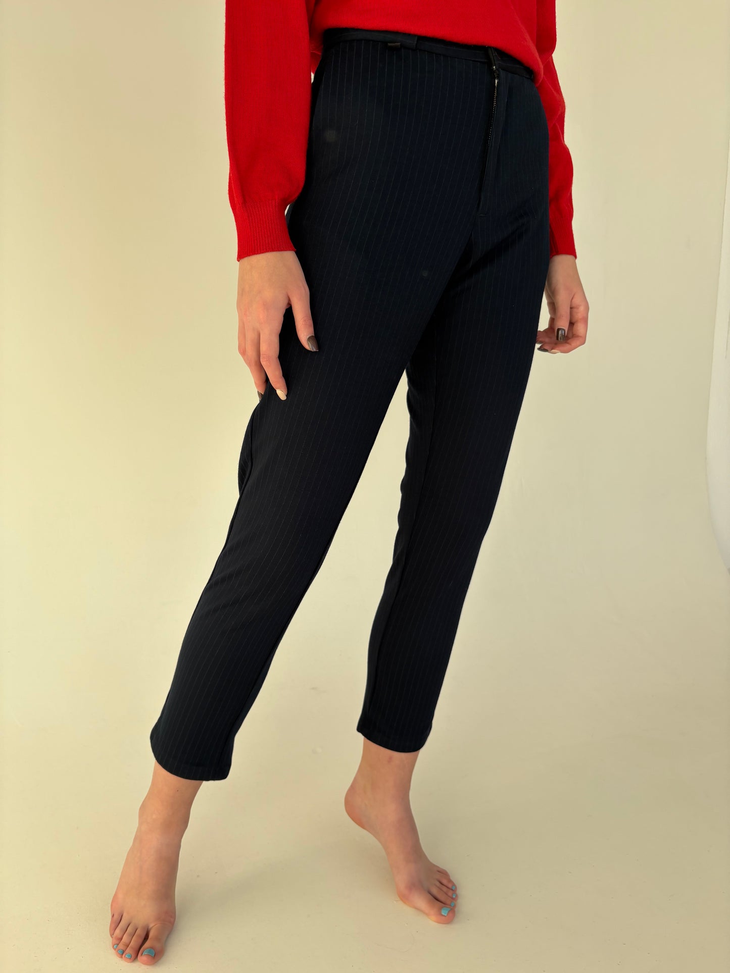 Pantaloni Navy cu dungi fine verticale din stofă strech