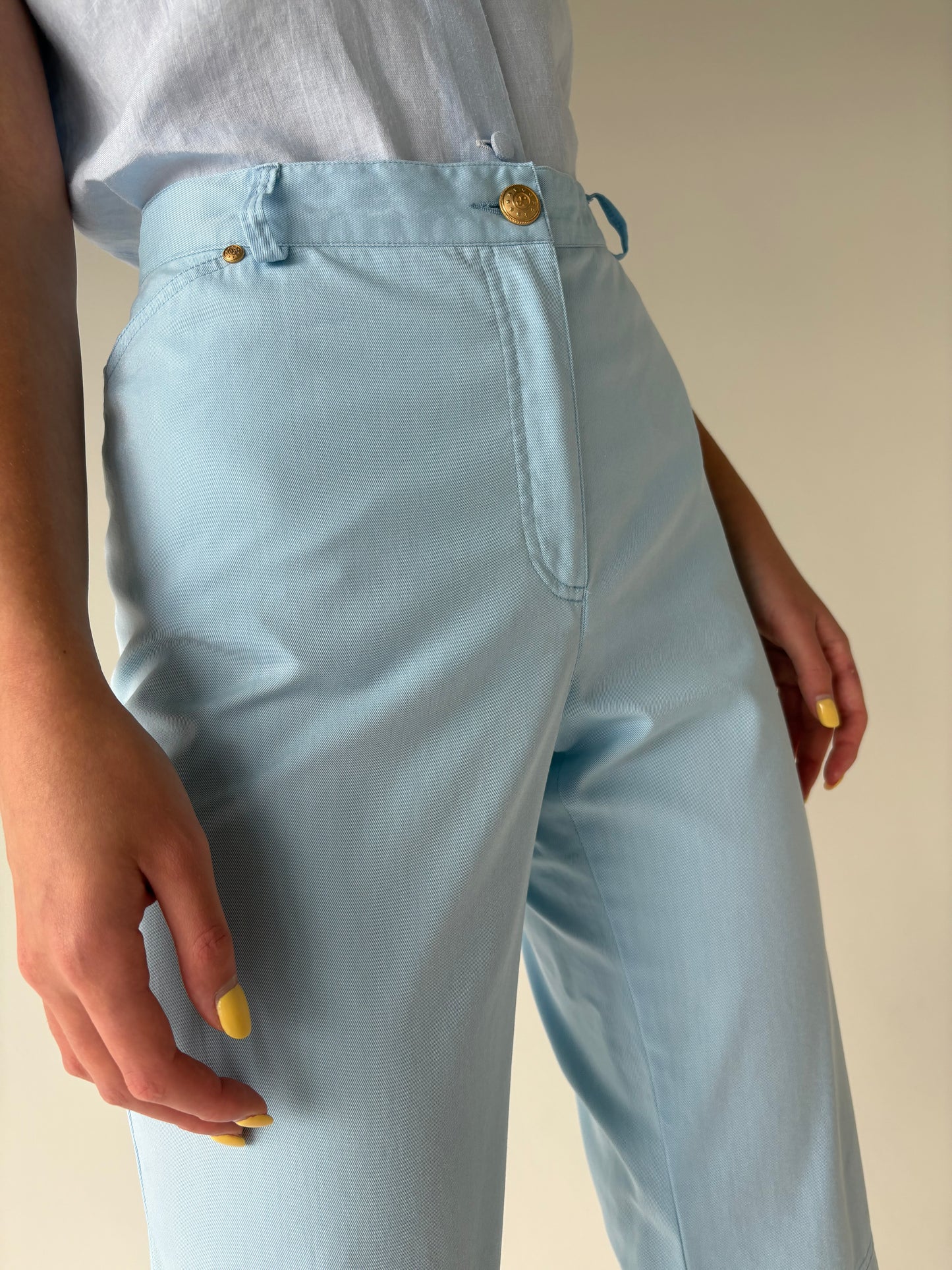 Pantaloni luxury Elegance petite baby blue cu feronerie aurie ușor modelatori