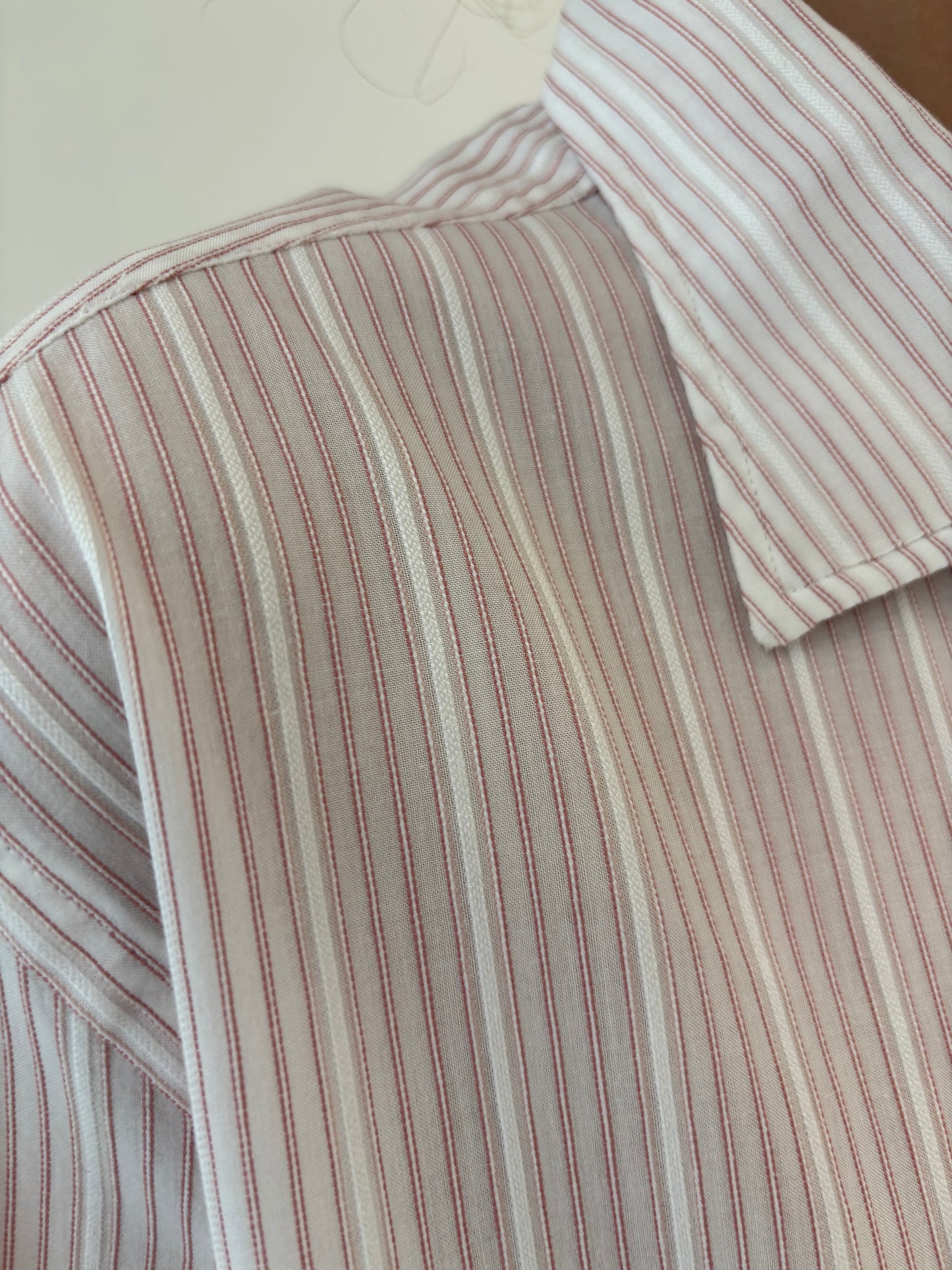 Cămașa din poplin gros texturat cu dungi oxblood verticale fine