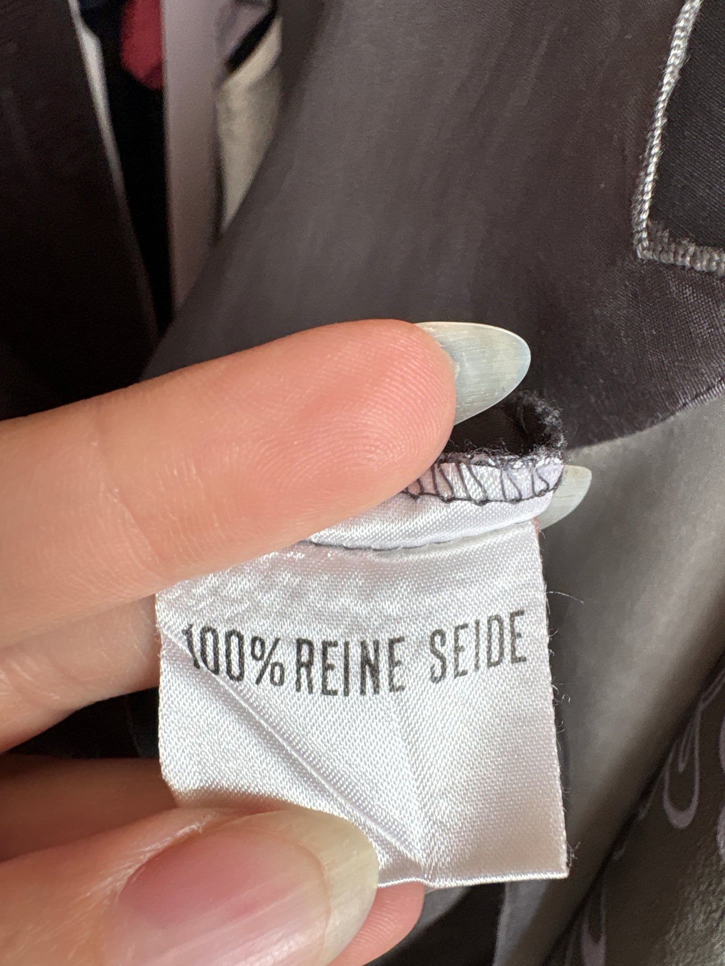 Top taupe din mătase matuala cu broderie în bie