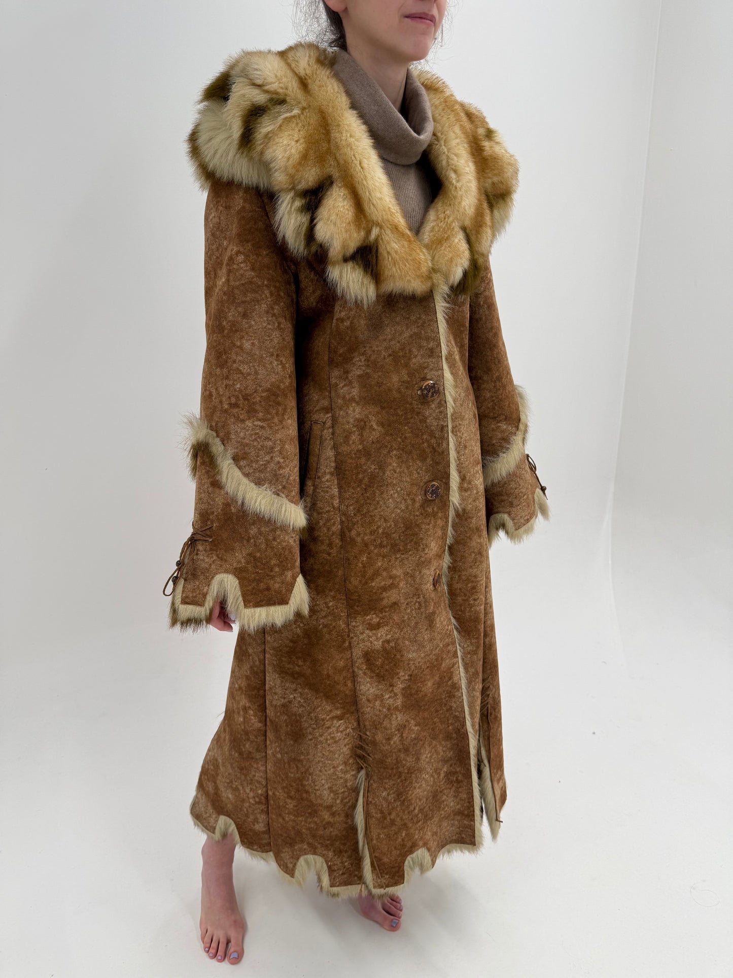 Blană naturală Shearling in croi extrem de lung cambrat cu guler super amplu