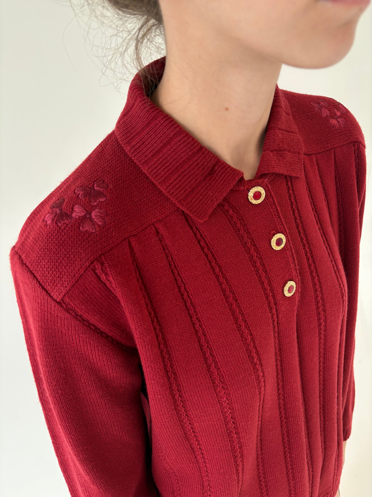 Pulover vintage burgundy din lana extrafina cu broderie și nasturi bijuterie