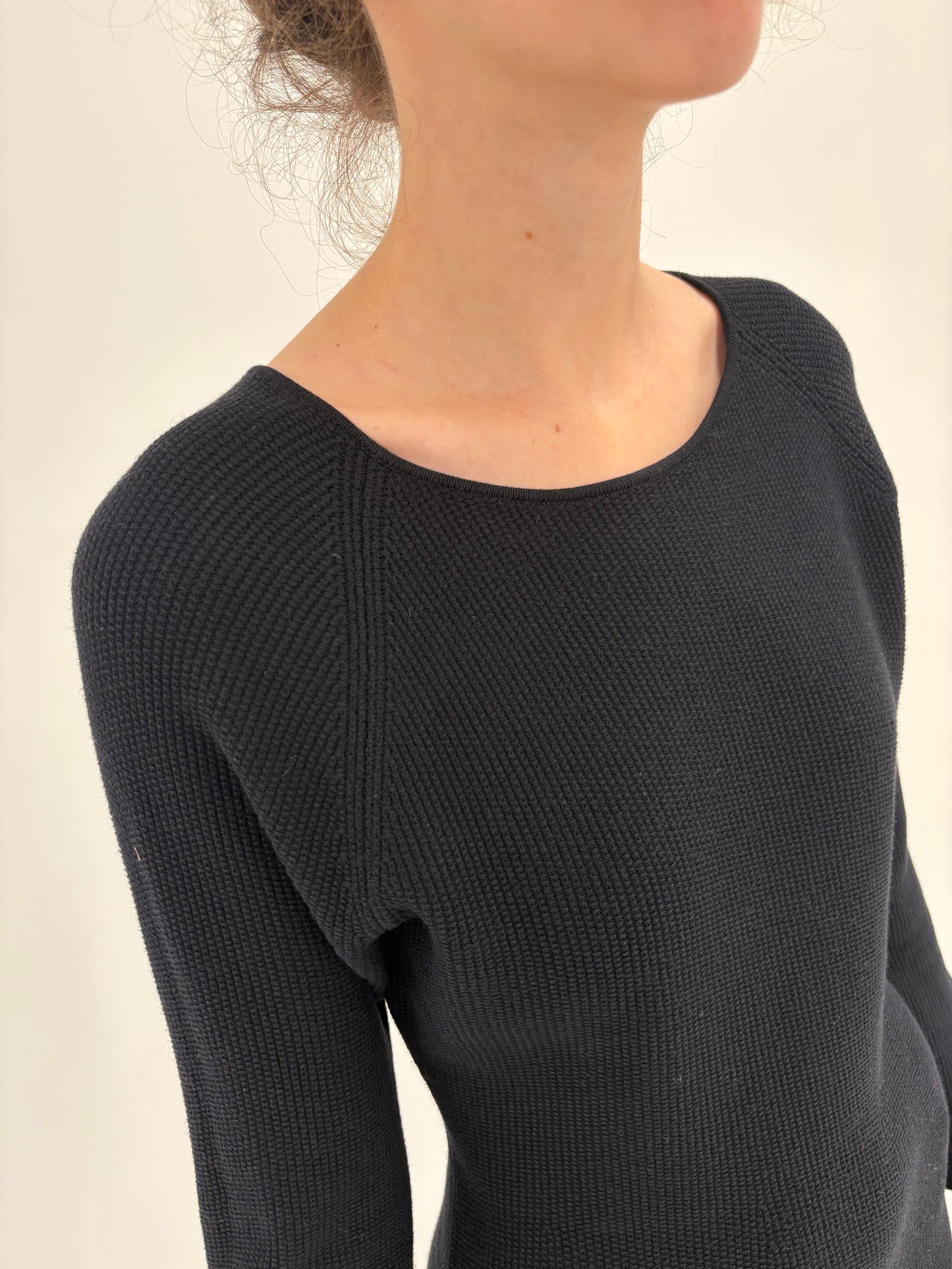 LBD Hugo Boss din tricot gros texturat in croi cambrat midi