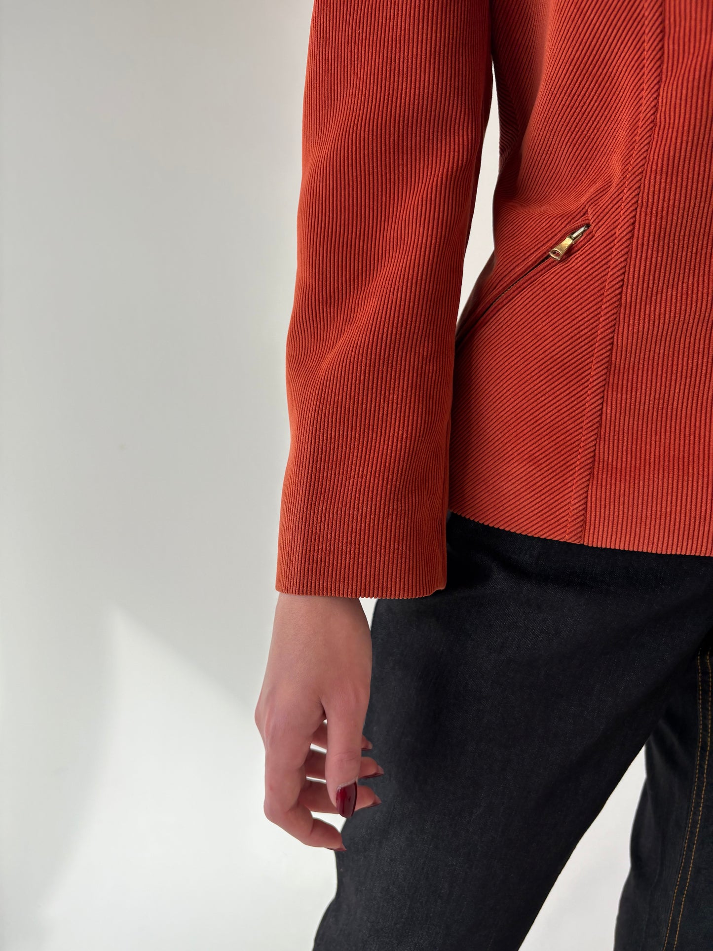 Sacou din corduroy brick red cu influențe caudal și în croi ușor cambrat