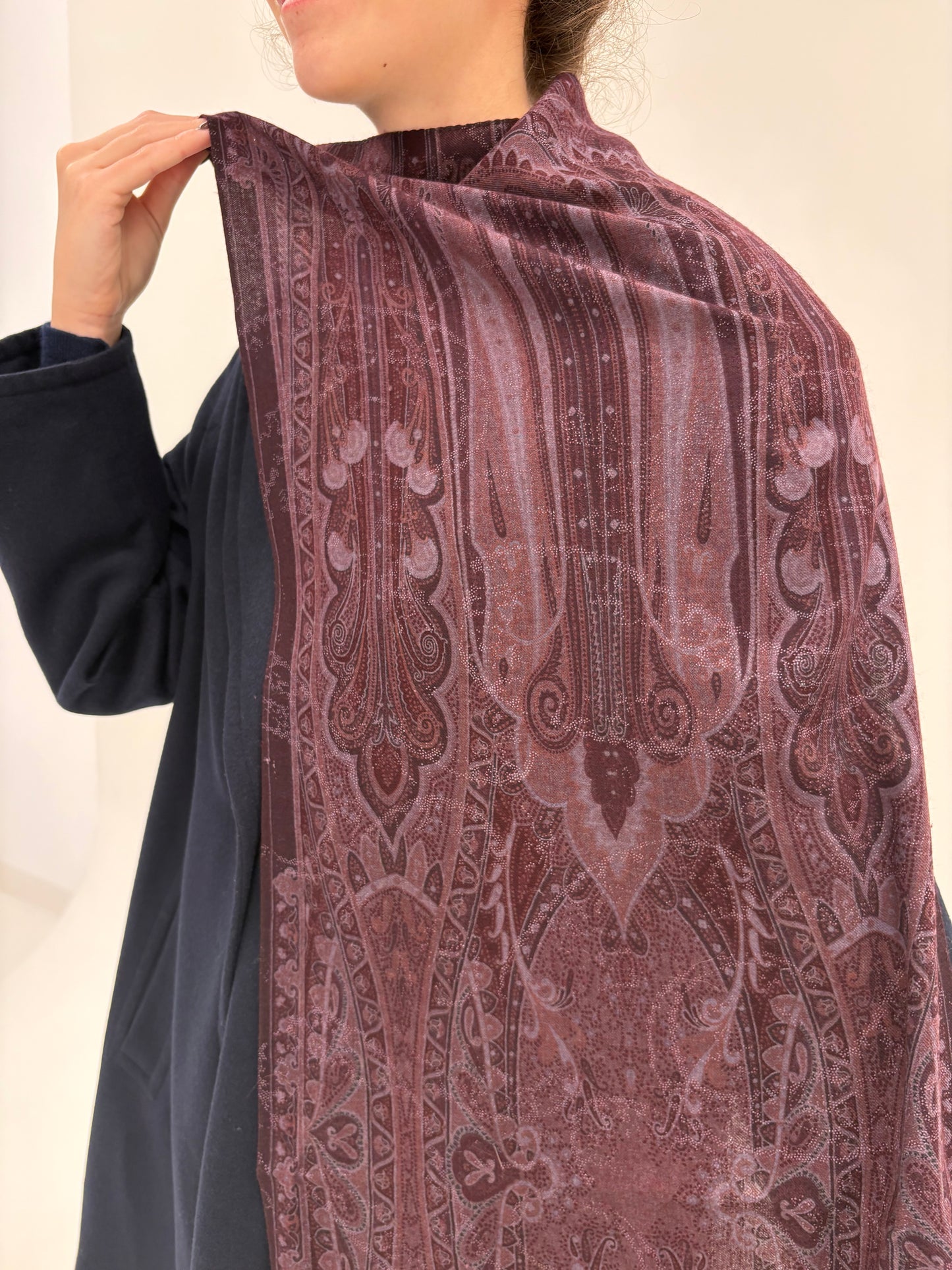 Shawl ultra luxury Etro din lana și mătase naturală cu print paisley specific