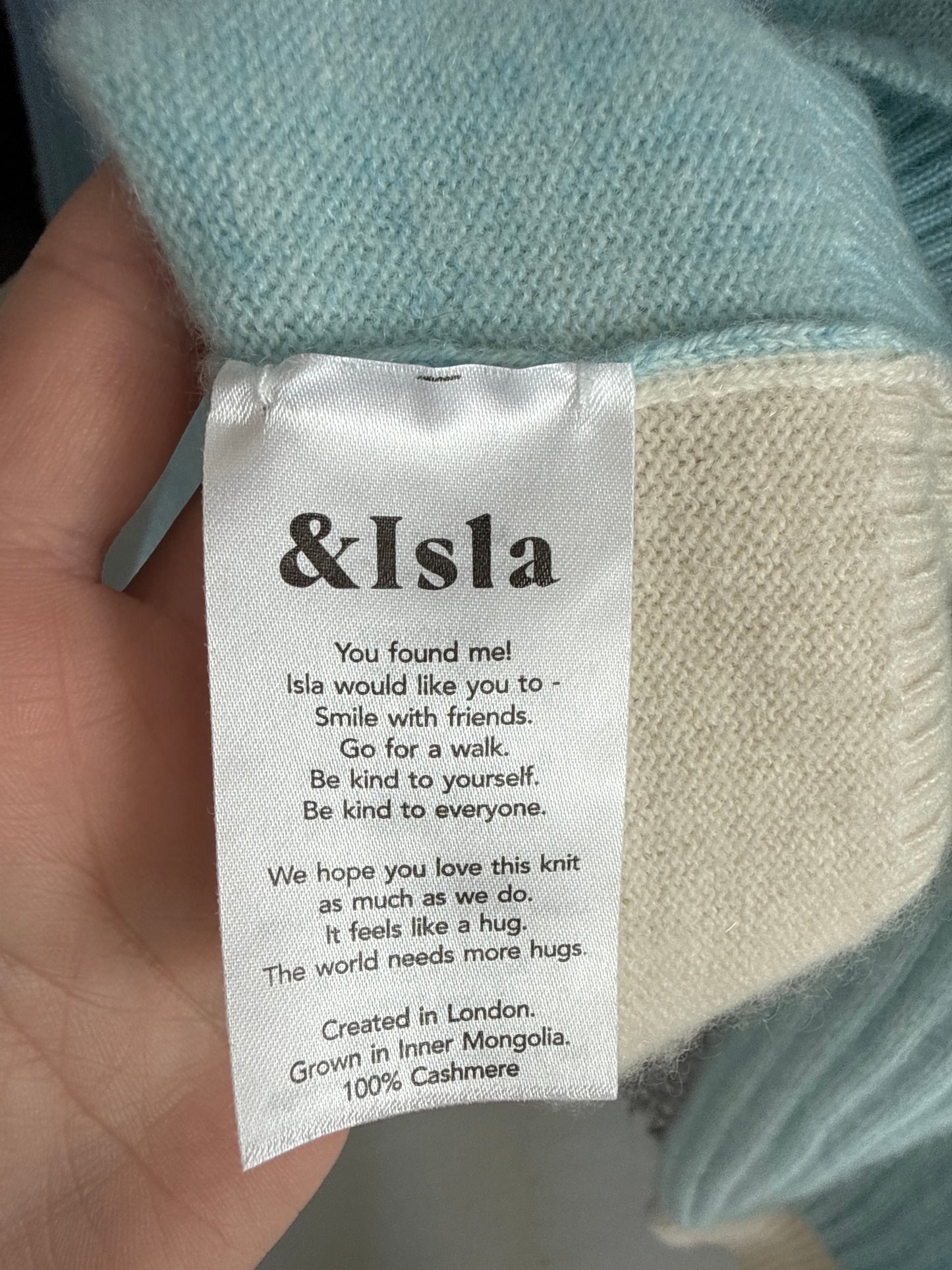 Pulover baby blue din cașmir în croi super feminin cu decupaj discret la spate