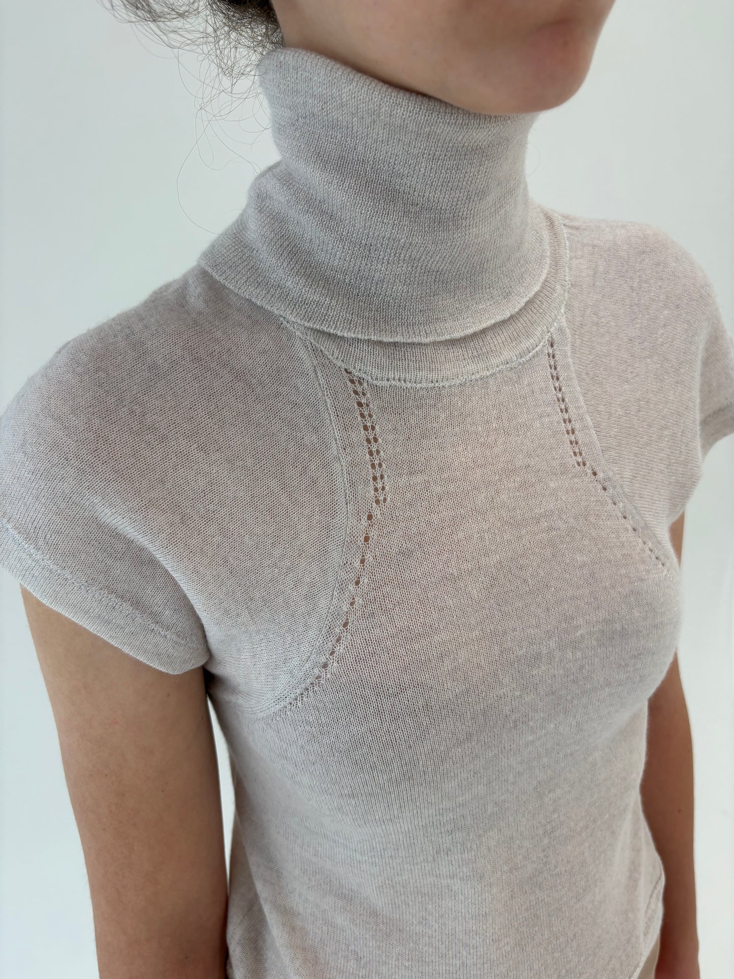 Maleta off white din lana merino extrafina cu detalii chic