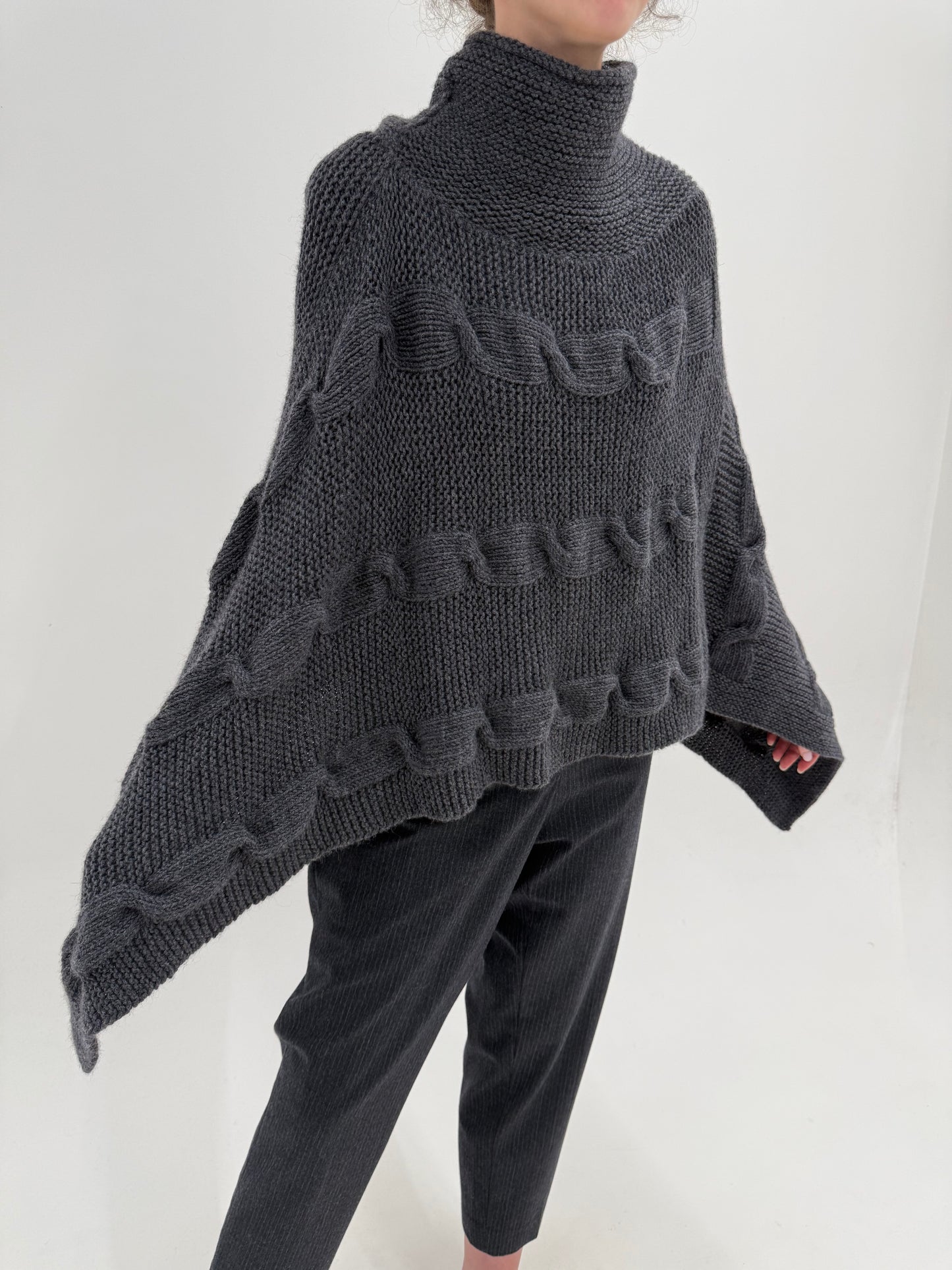 Capa charcoal gray din tricot de lana extrafina