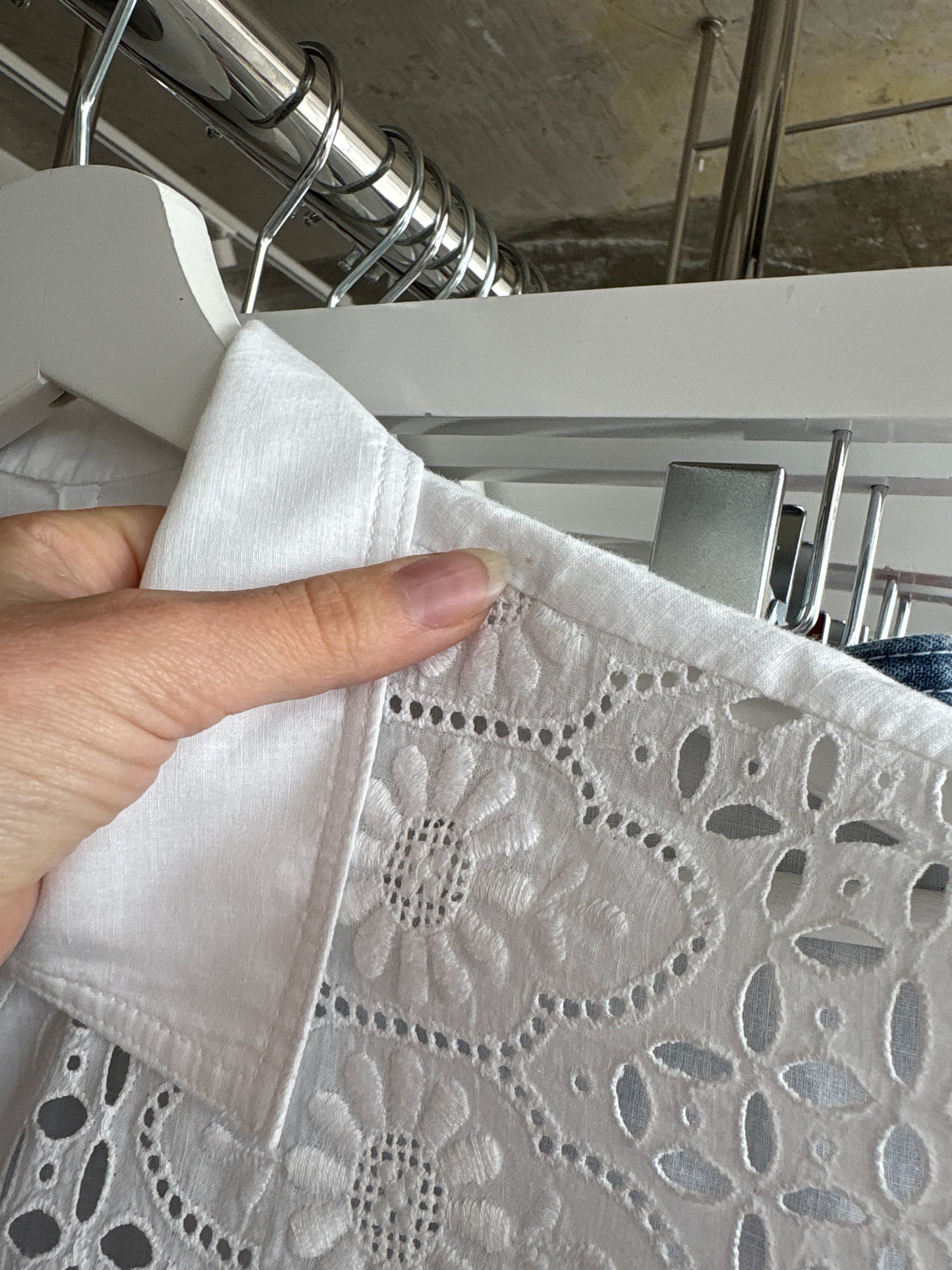 Cămașa excepțională în croi minimalist integral cu broderie anglaise