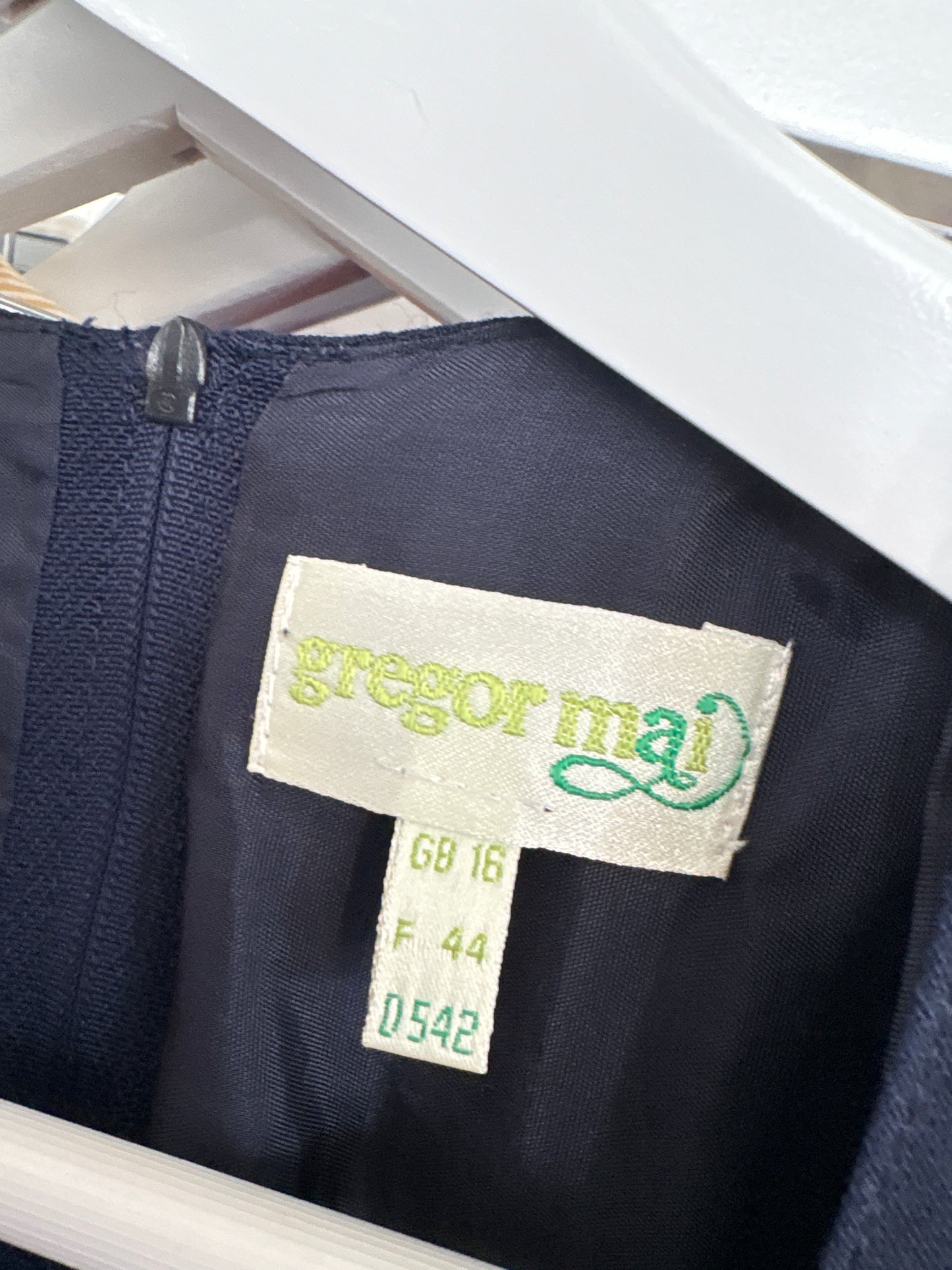 Rochie vintage în croi retro modern în dungi fine verticale cu mâneci ușor bufante